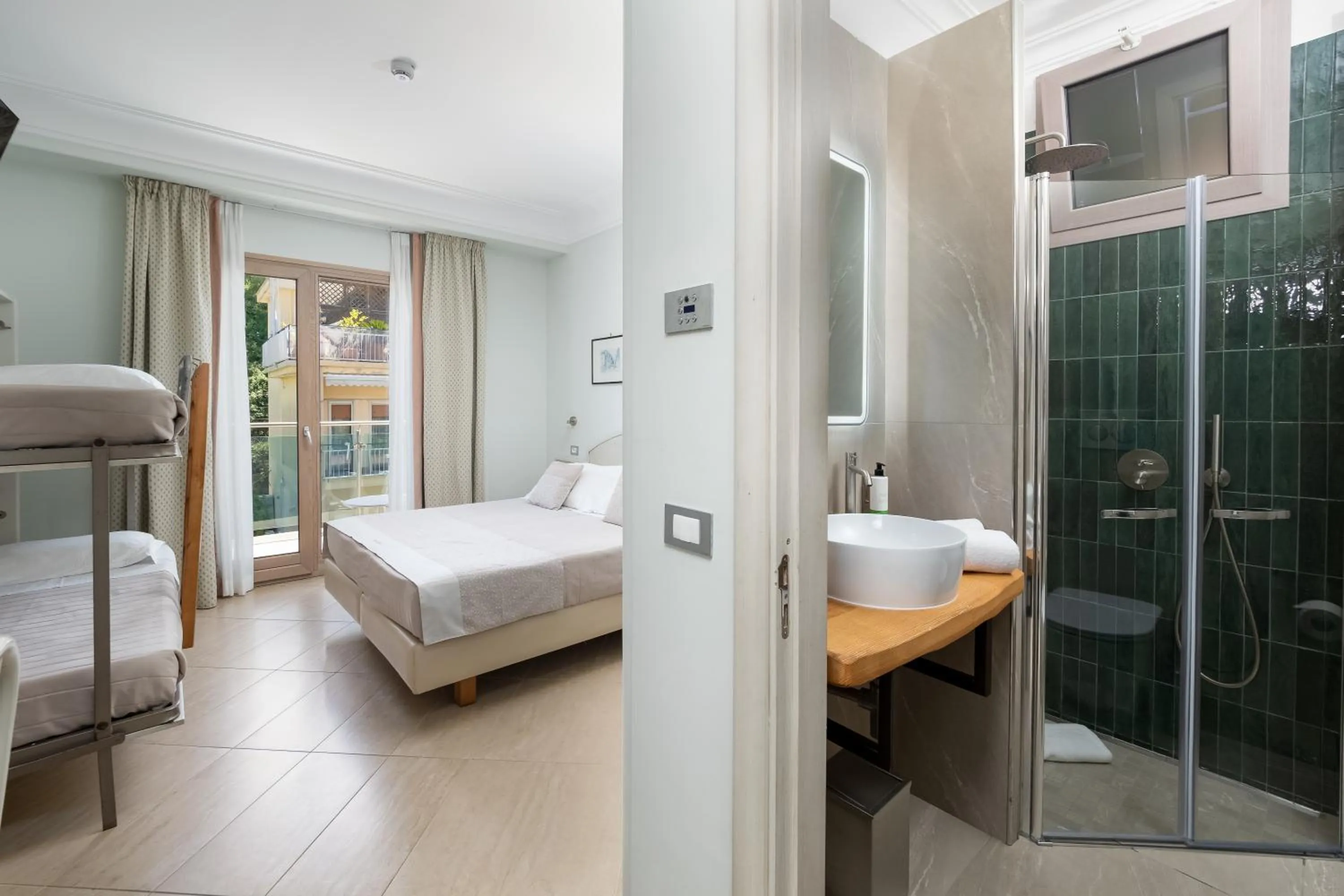 Bathroom, Bed in Hotel Gardenia Sorrento, Ascend Hotel Collection