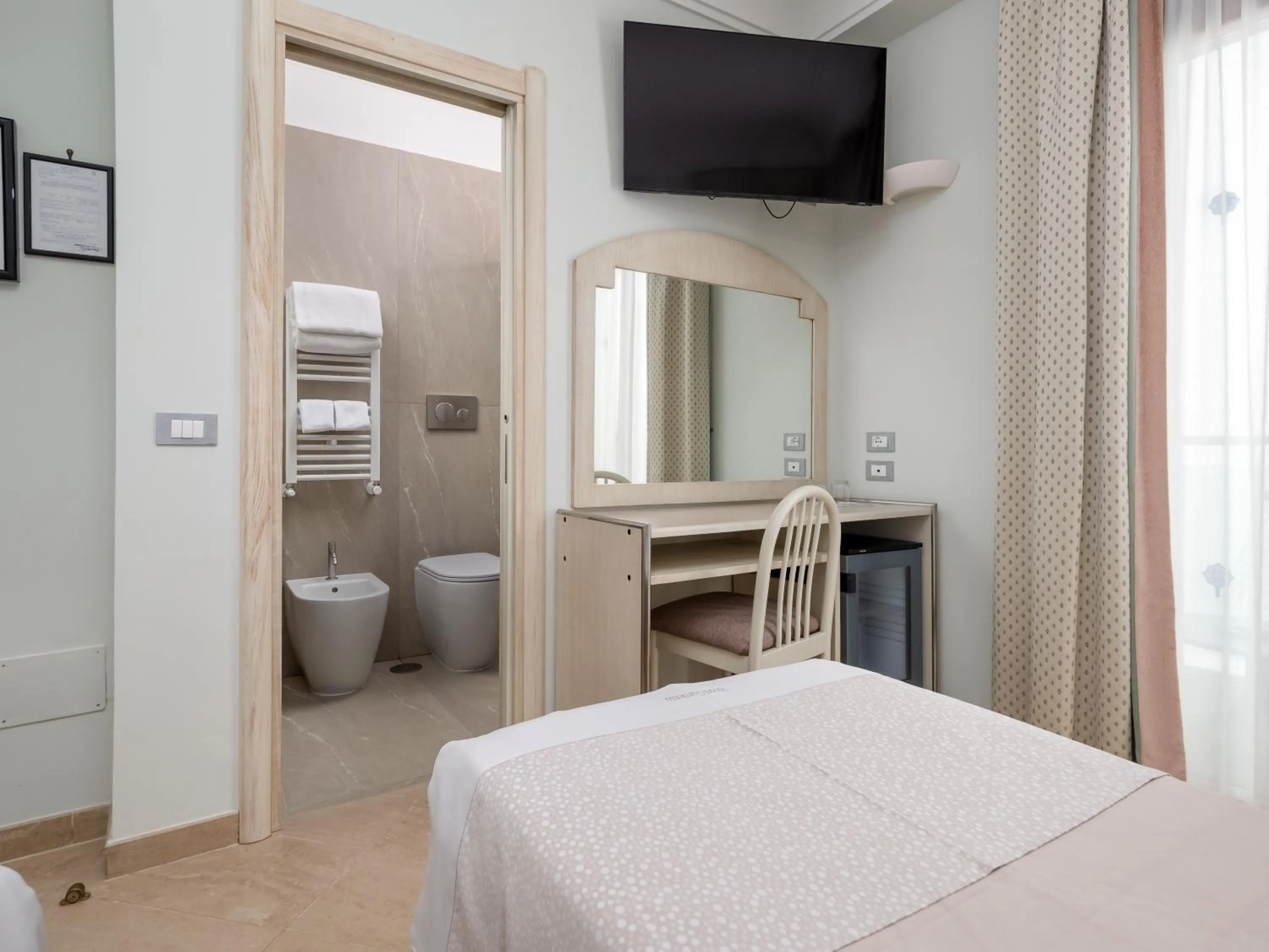 Bathroom, Bed in Hotel Gardenia Sorrento, Ascend Hotel Collection