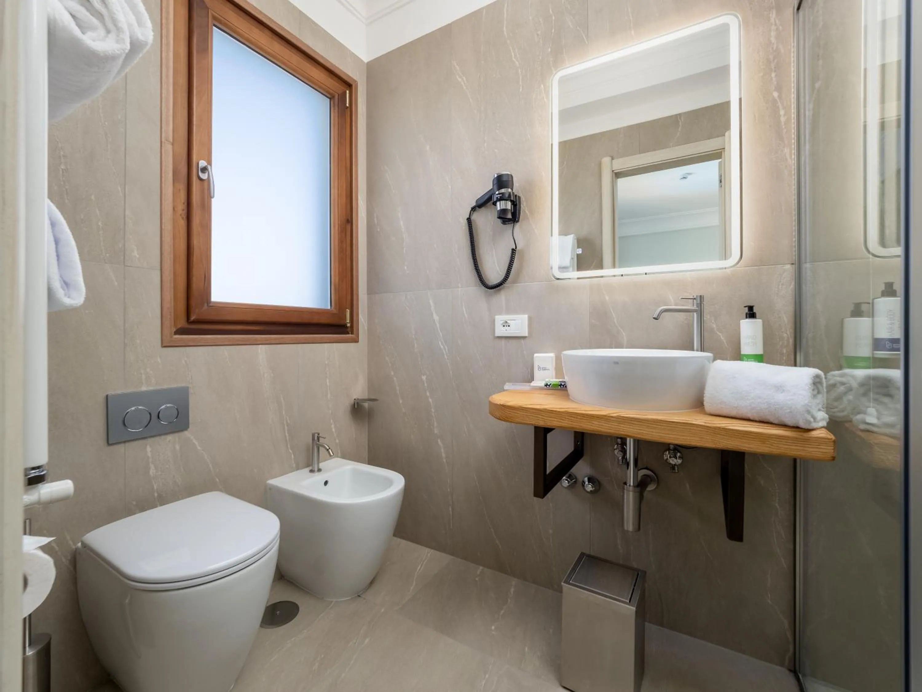 Bathroom in Hotel Gardenia Sorrento, Ascend Hotel Collection