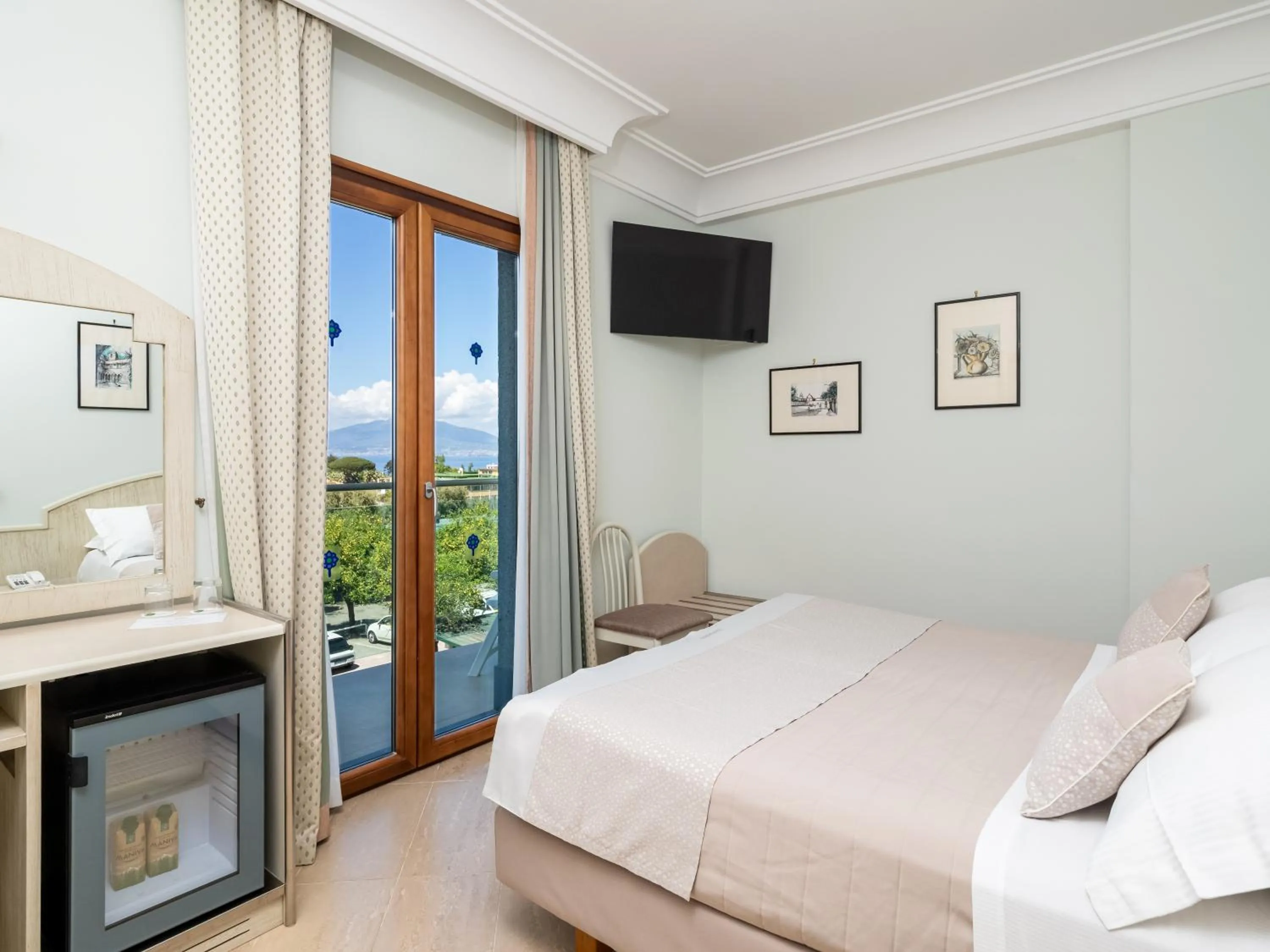 Bedroom, Bed in Hotel Gardenia Sorrento, Ascend Hotel Collection