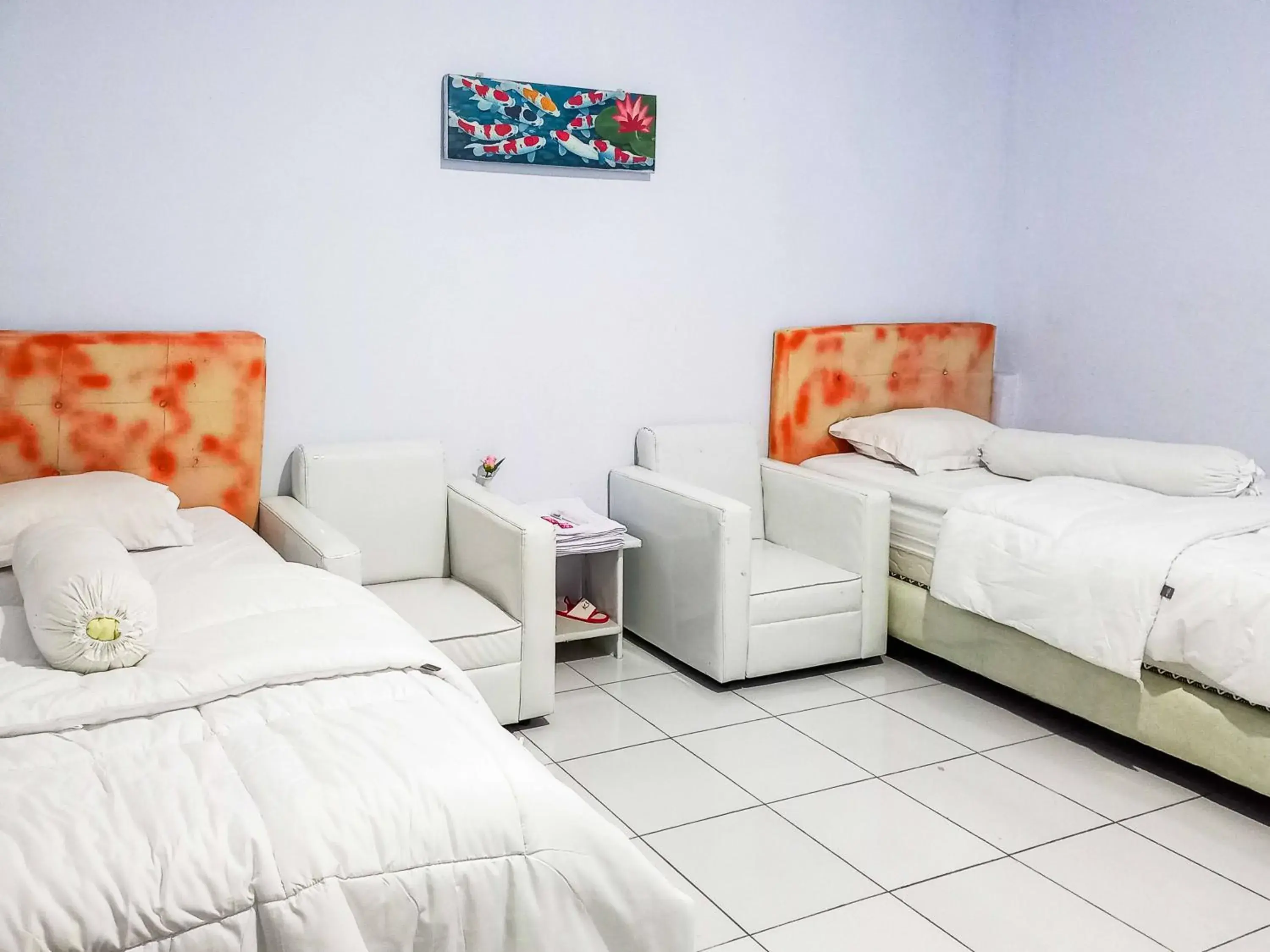 Superior Twin Room in RedDoorz @ Lolak Bolaang Mongondow Superior Twin Room in RedDoorz @ Lolak Bolaang Mongondow