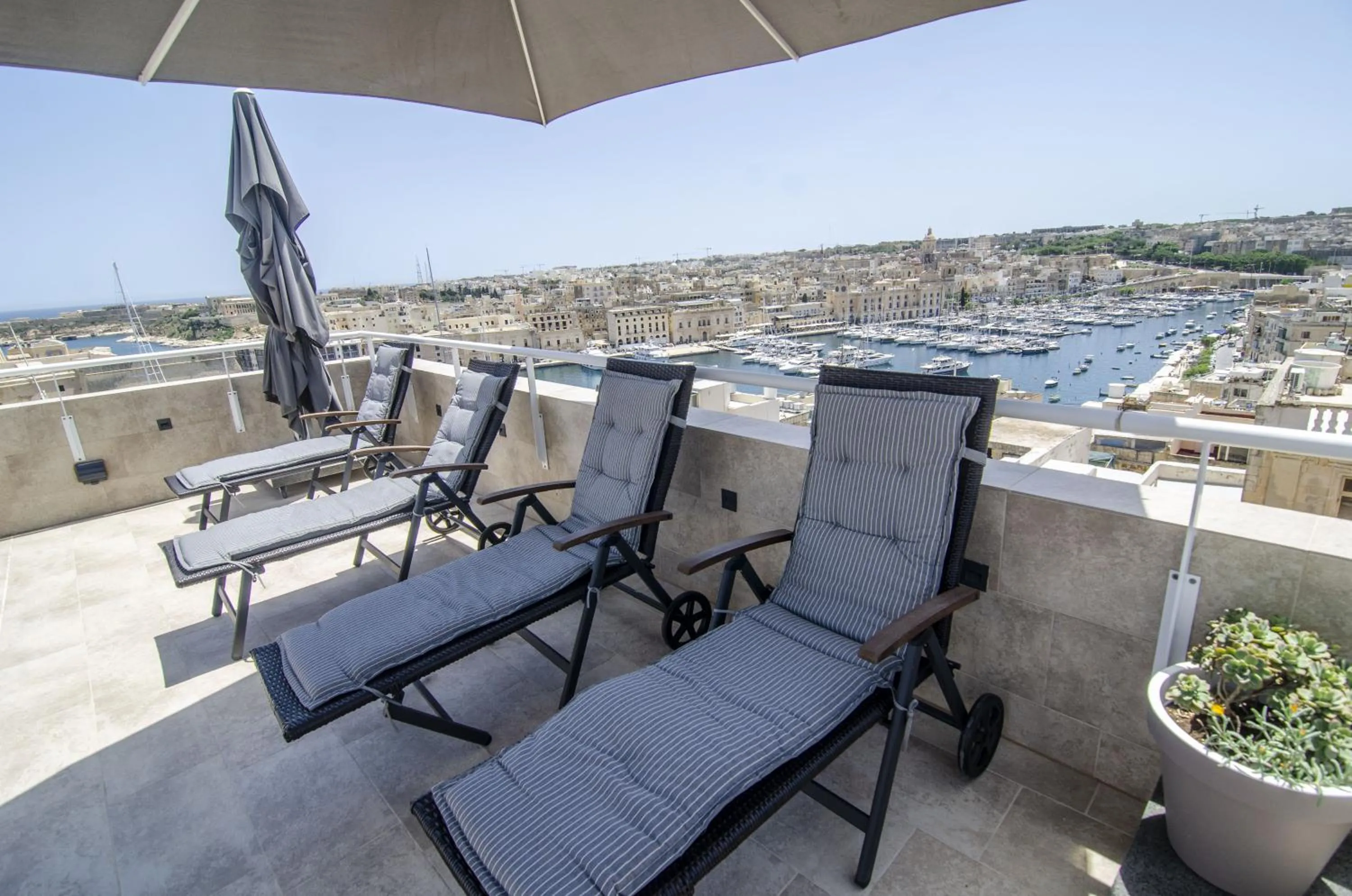 Sea view in Senglea Suites