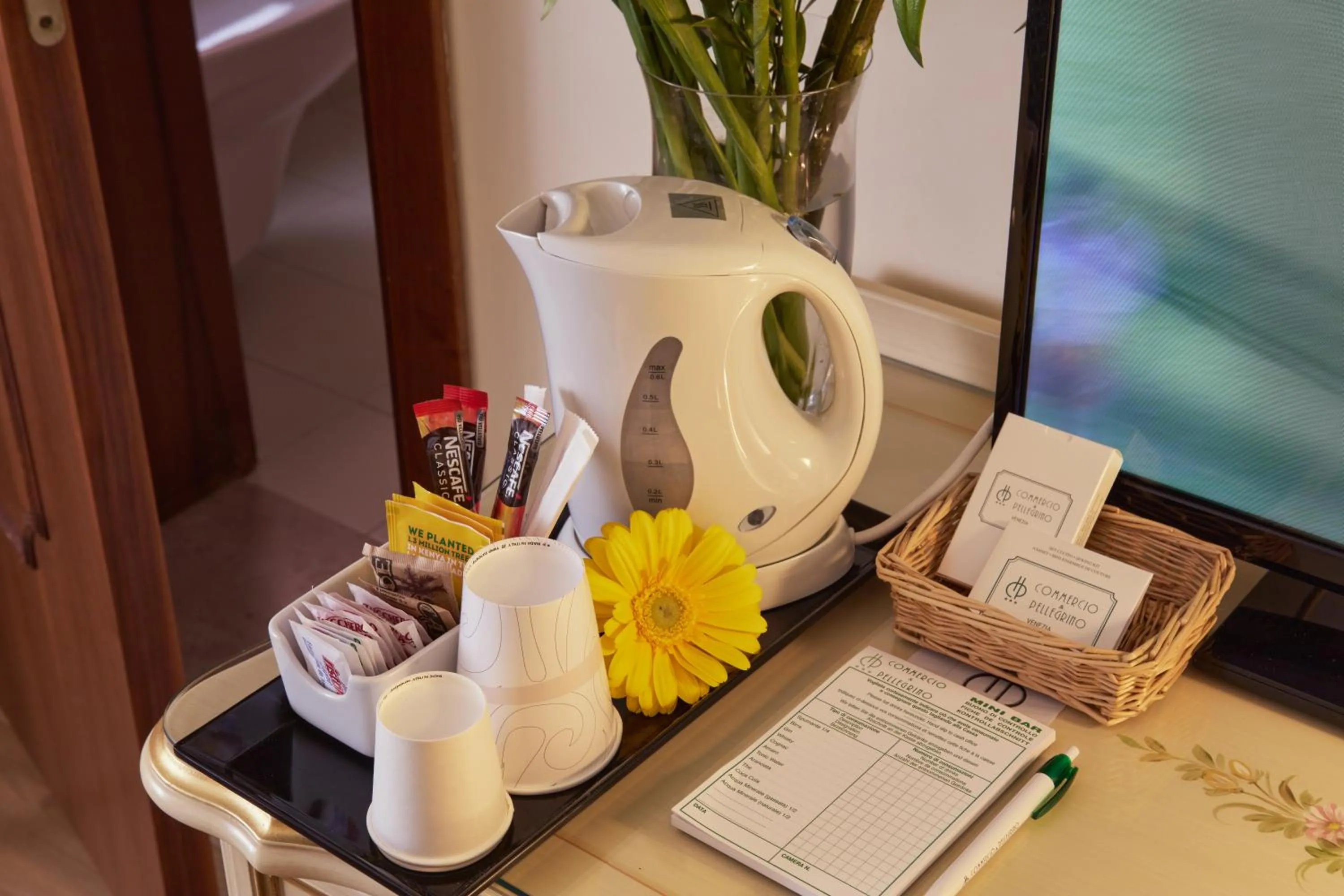 Coffee/tea facilities in Hotel Commercio & Pellegrino