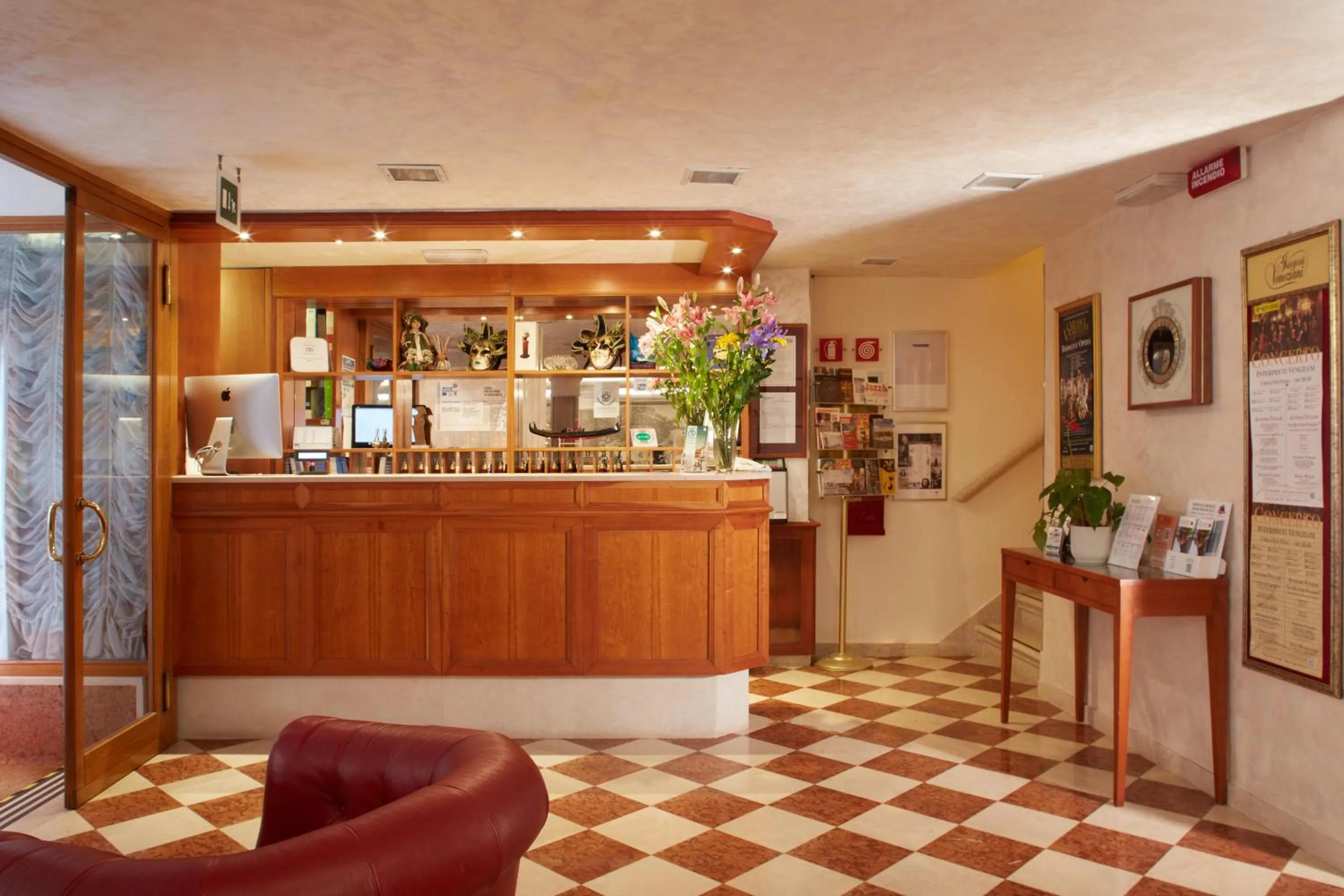 Lobby or reception in Hotel Commercio & Pellegrino