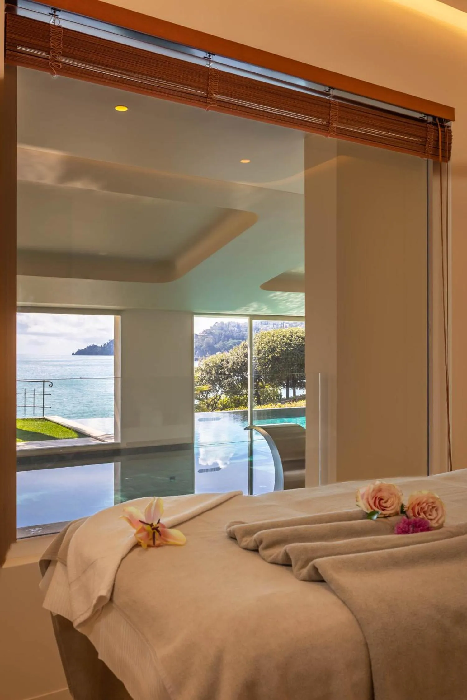 Massage, Bed in Hotel Continental