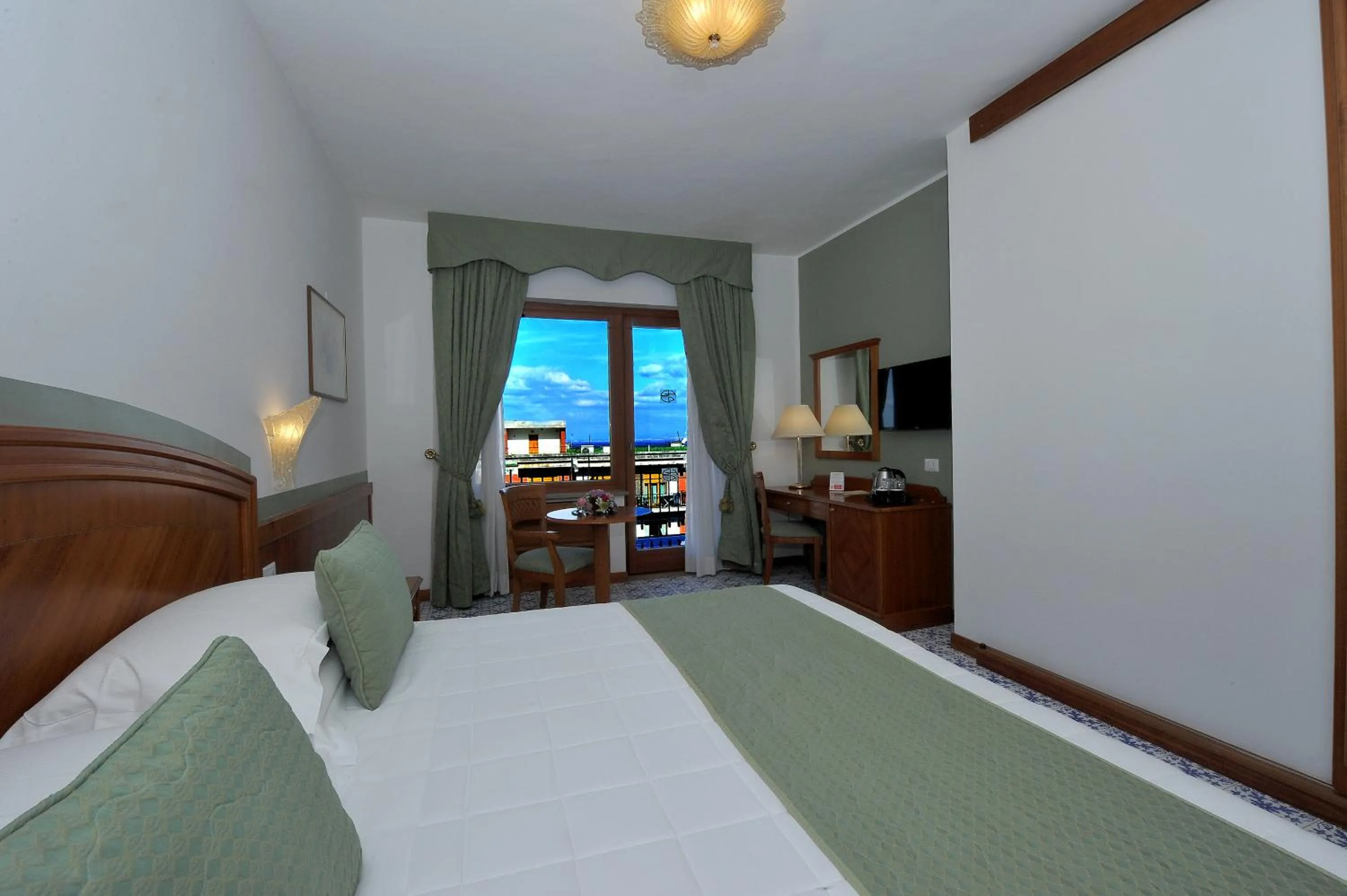 Bed in Grand Hotel Cesare Augusto