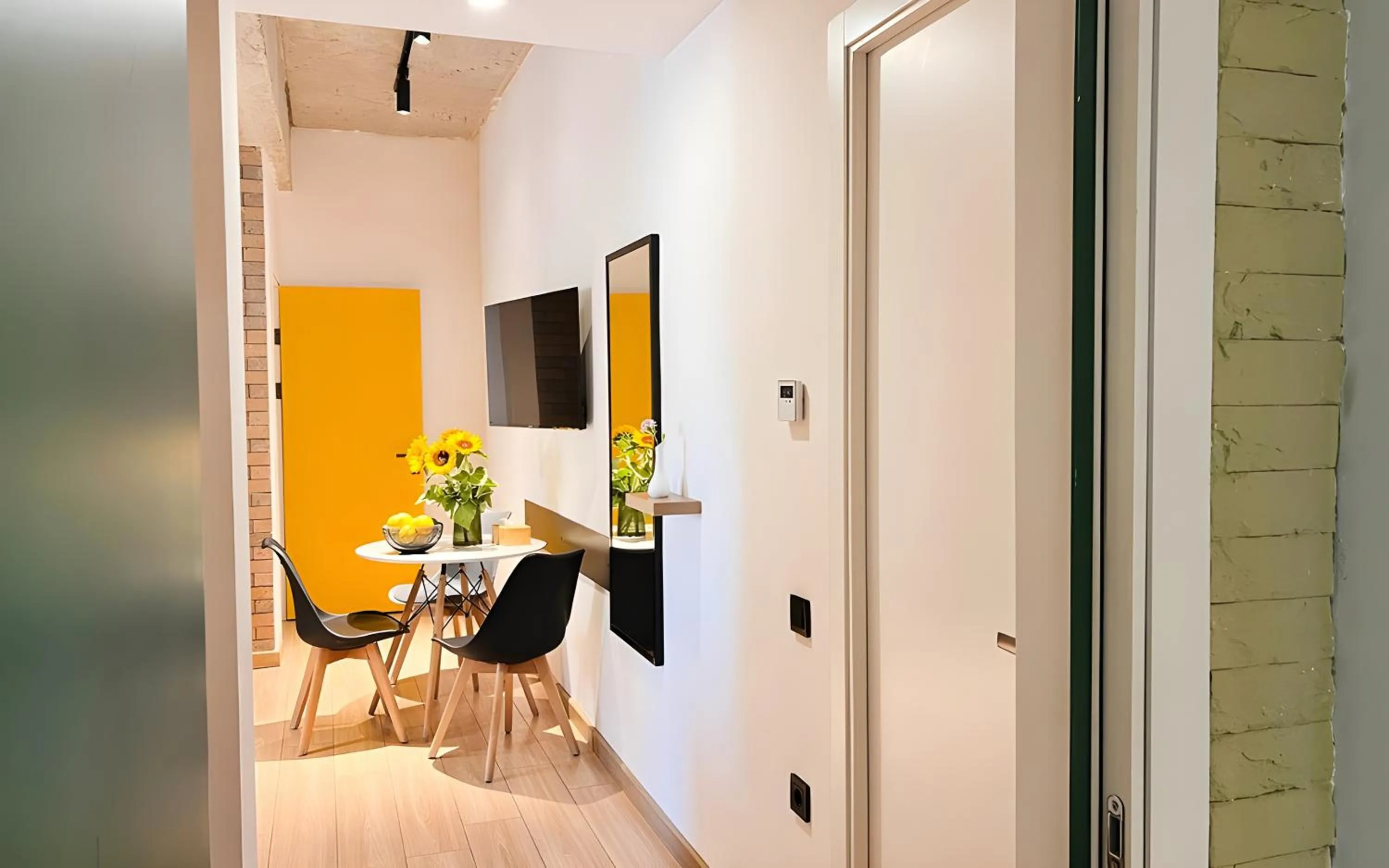 TV and multimedia in Rooms Apart Hotel by RED