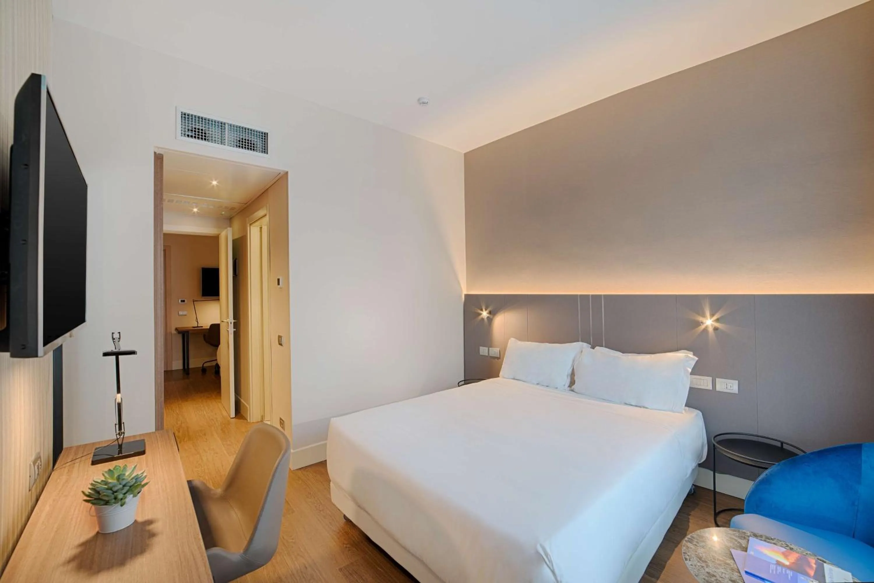 Photo of the whole room, Bed in NH Palermo