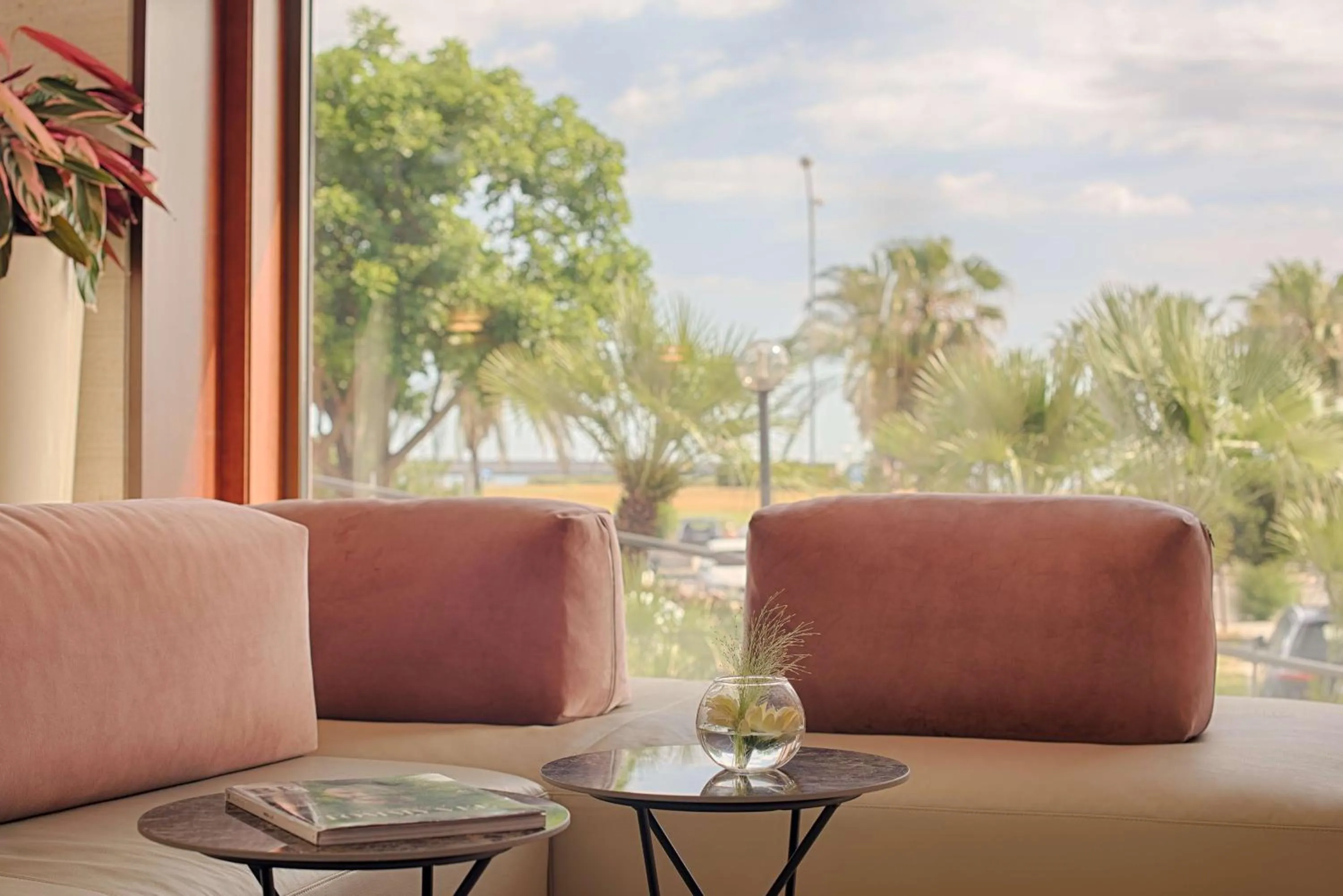 Lobby or reception in NH Palermo