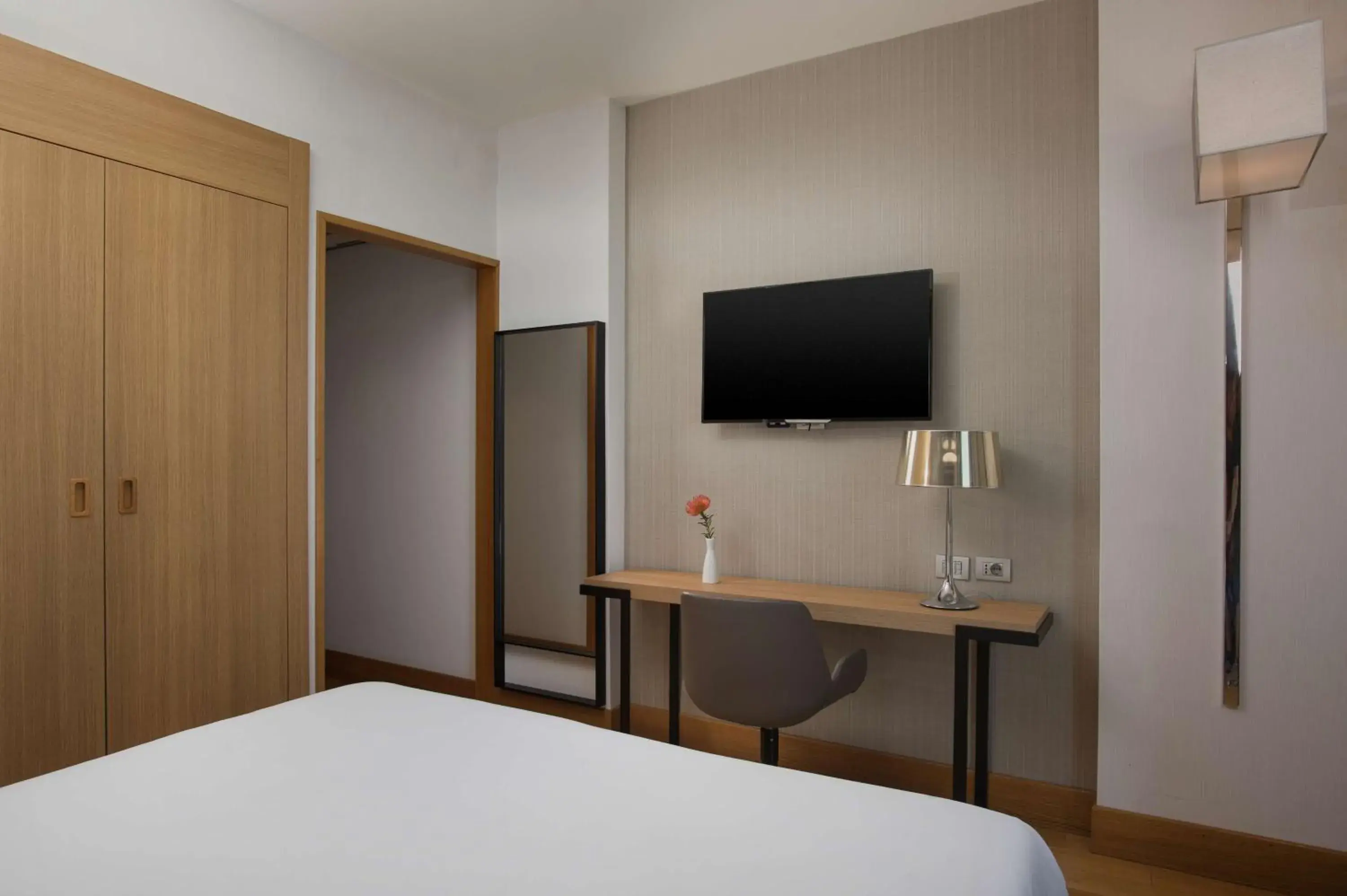 TV and multimedia, Bed in NH Palermo TV and multimedia, Bed in NH Palermo