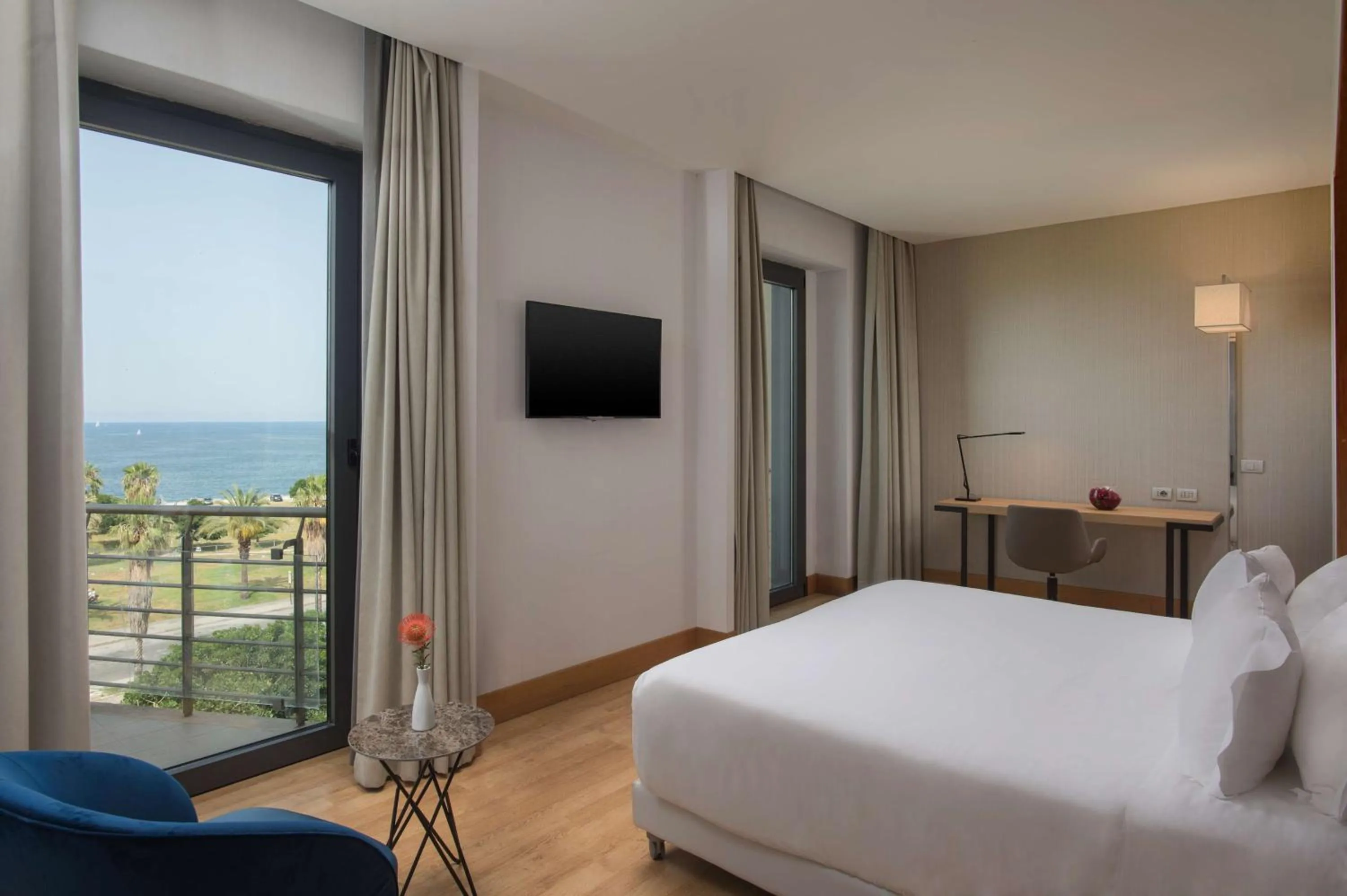 Photo of the whole room, Bed in NH Palermo