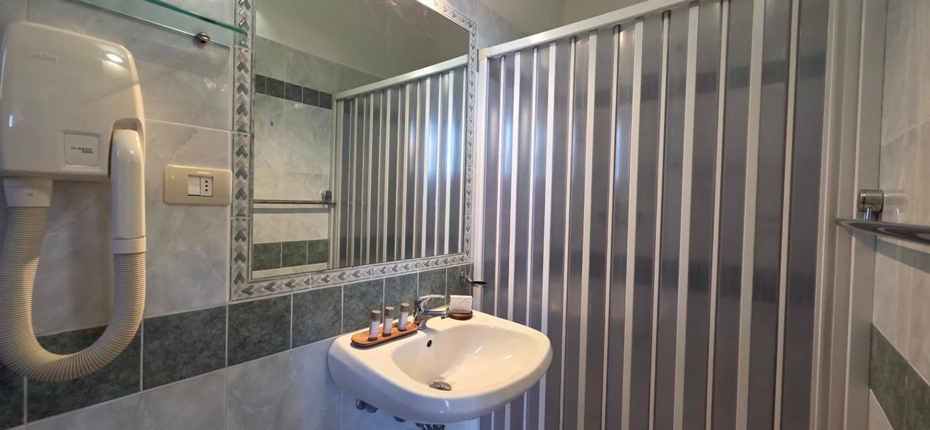 Shower in Hotel Calysea Tropea - Breakfast & Brunch Until 13-00 Included - Free Private Parking