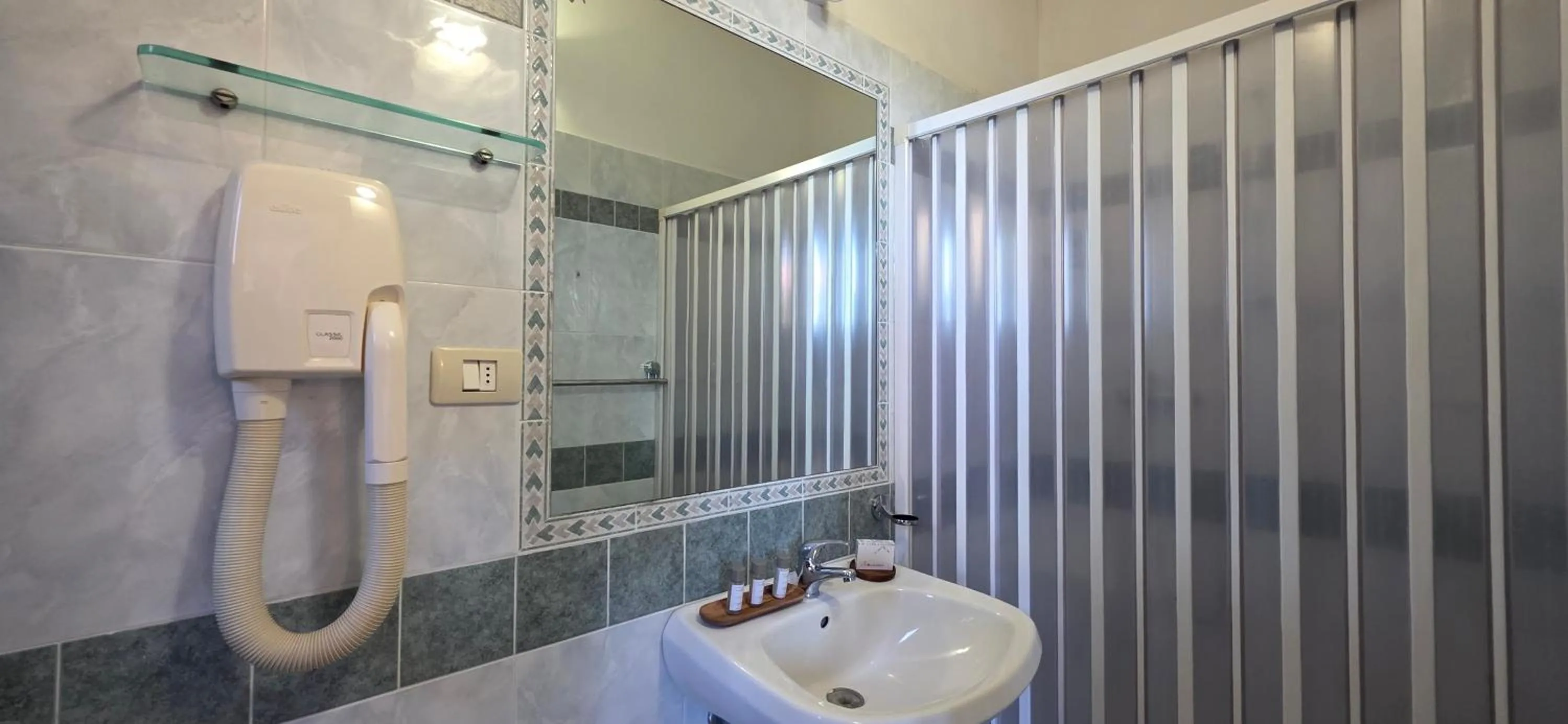 Shower in Hotel Calysea Tropea - Breakfast & Brunch Until 13-00 Included - Free Private Parking