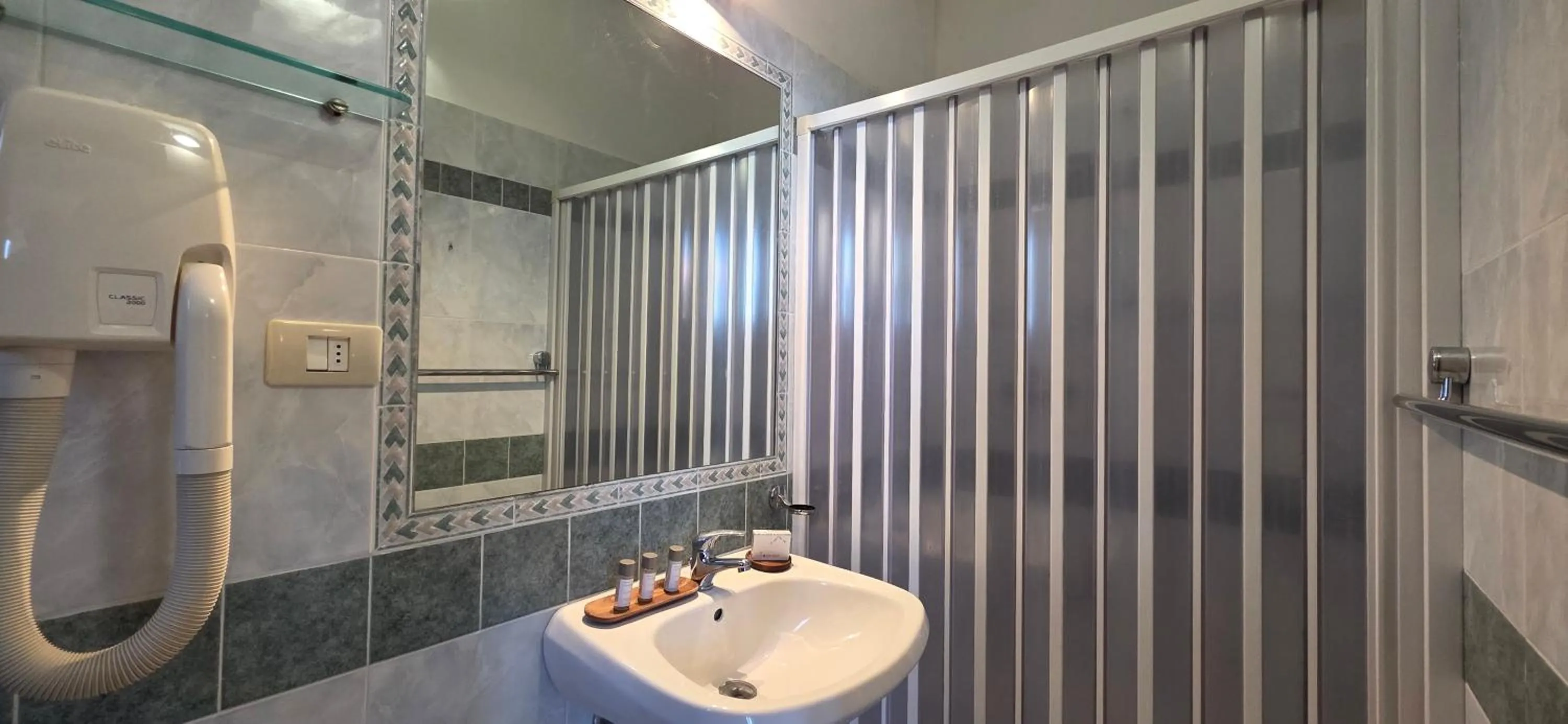 Shower in Hotel Calysea Tropea - Breakfast & Brunch Until 13-00 Included - Free Private Parking