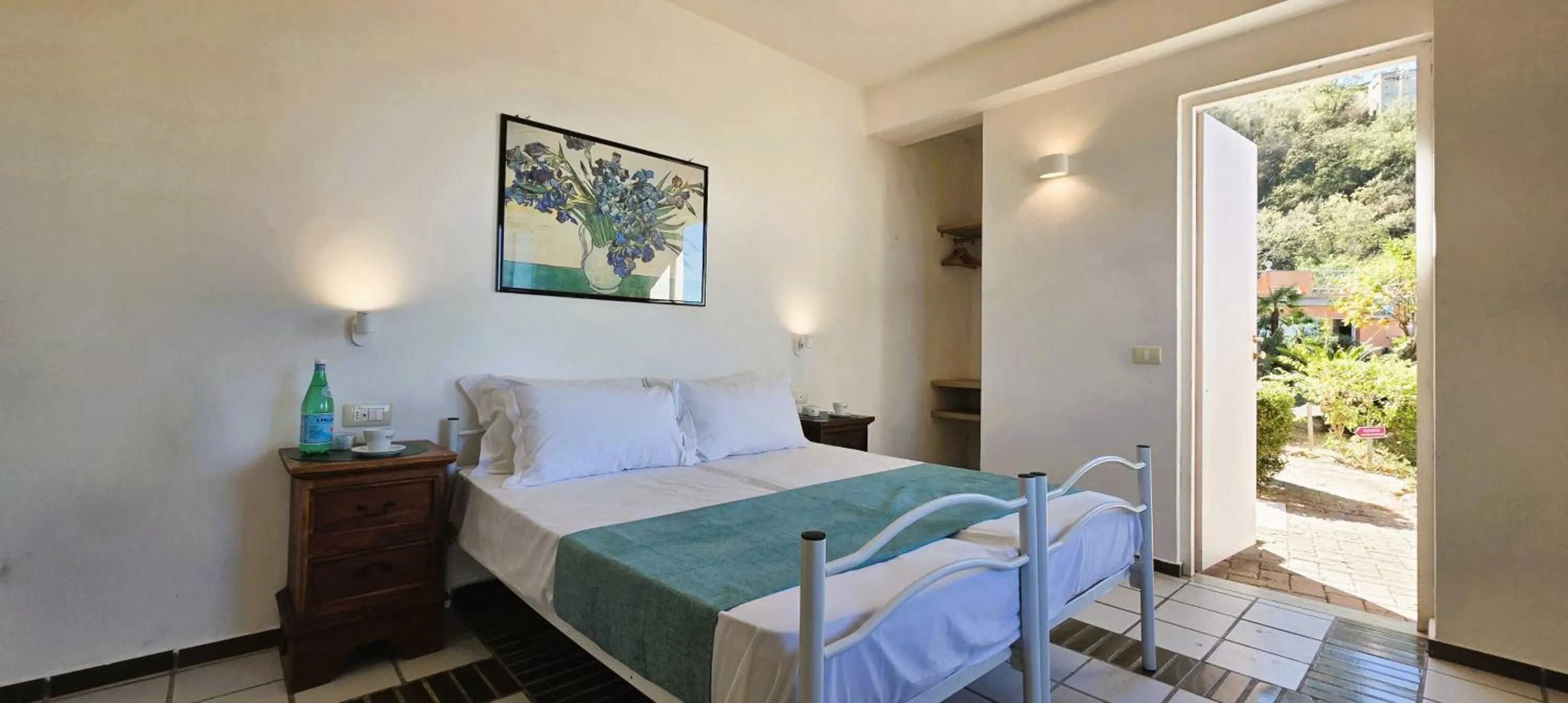 Bed in Hotel Calysea Tropea - Breakfast & Brunch Until 13-00 Included - Free Private Parking