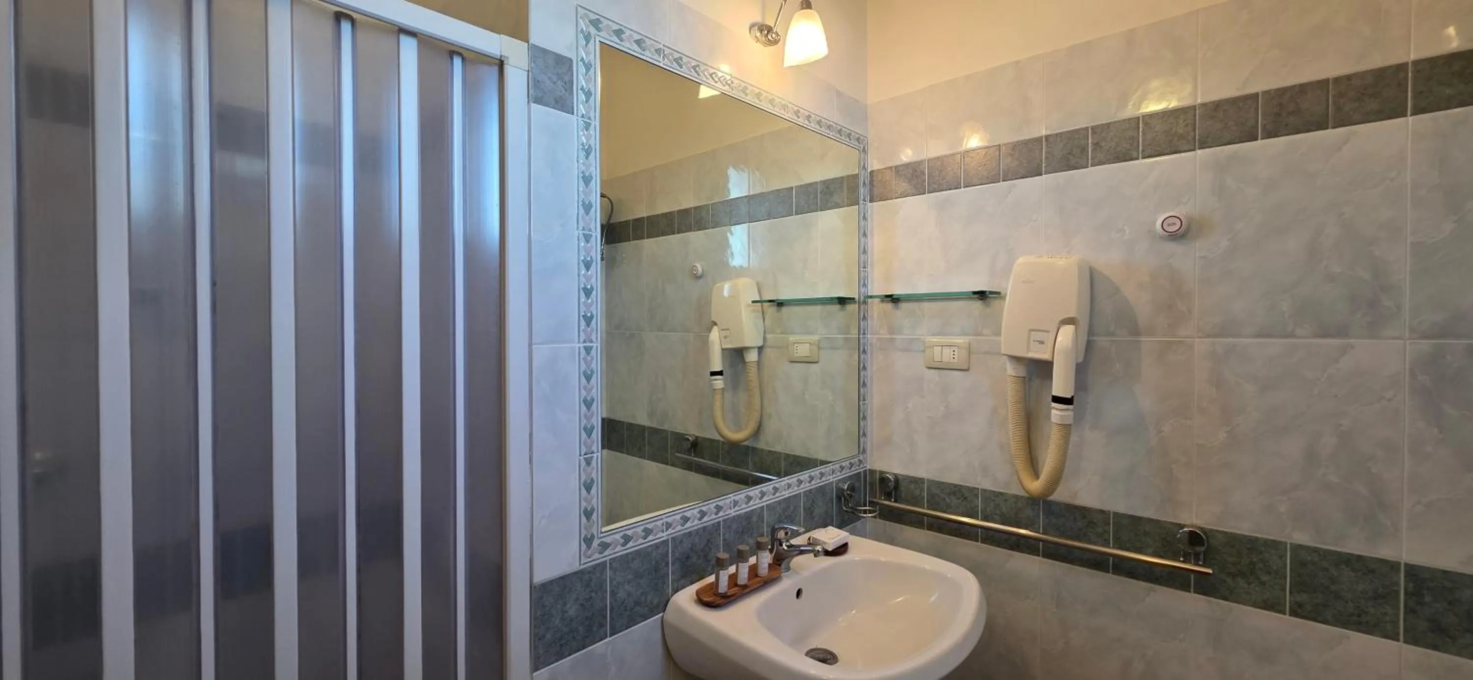 Shower in Hotel Calysea Tropea - Breakfast & Brunch Until 13-00 Included - Free Private Parking