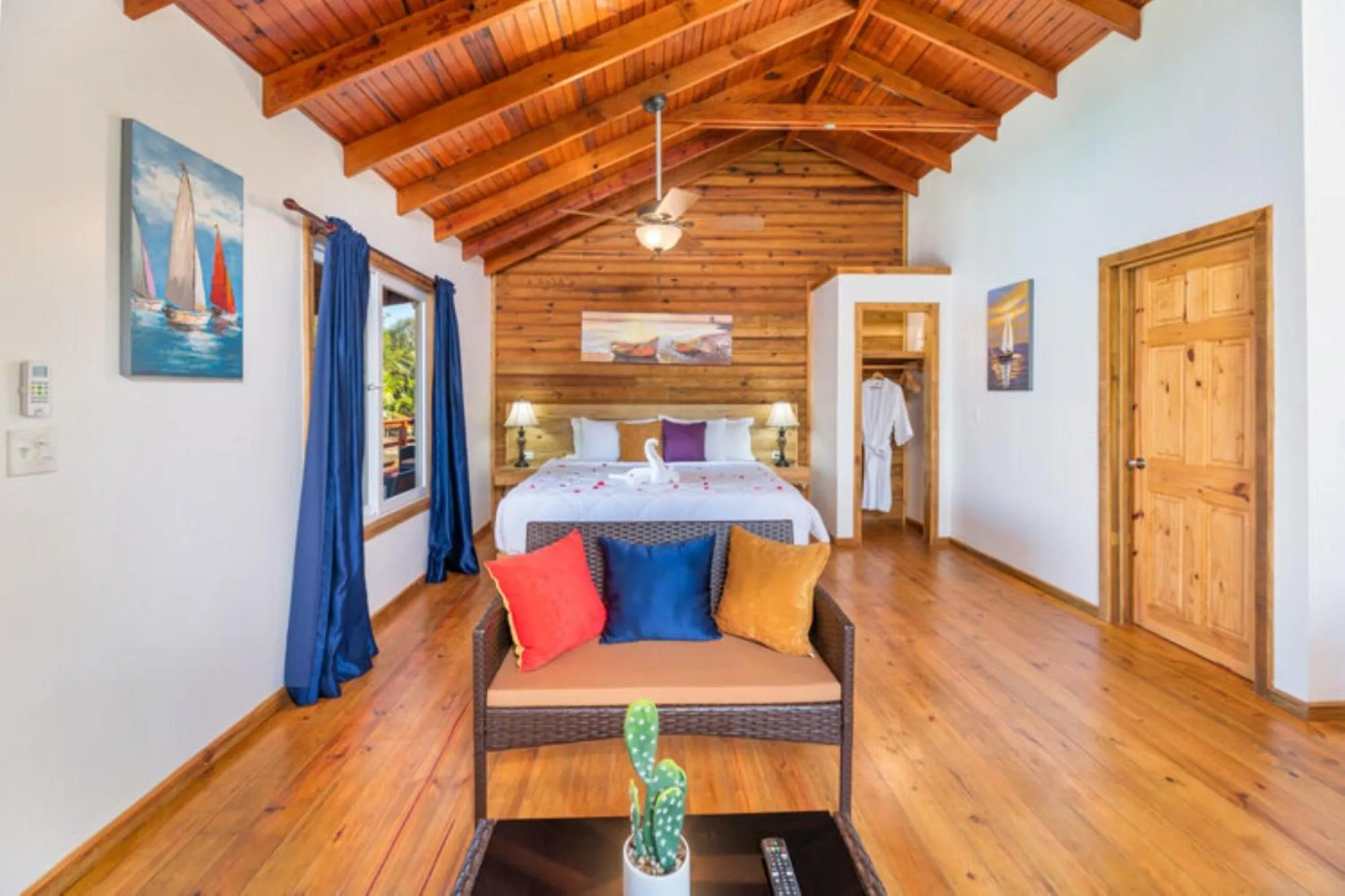 Bedroom, Bed in Hotel and Dive Center Roatan Yacht Club