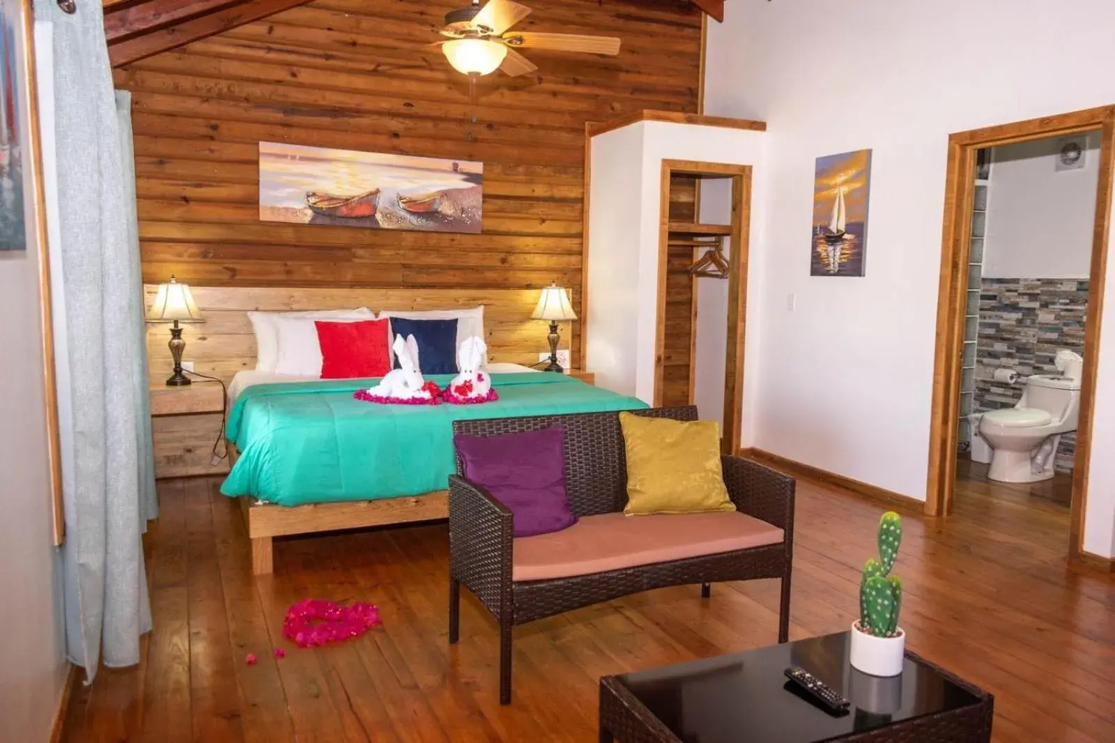 Standard King Room with Garden View in Hotel and Dive Center Roatan Yacht Club Standard King Room with Garden View in Hotel and Dive Center Roatan Yacht Club