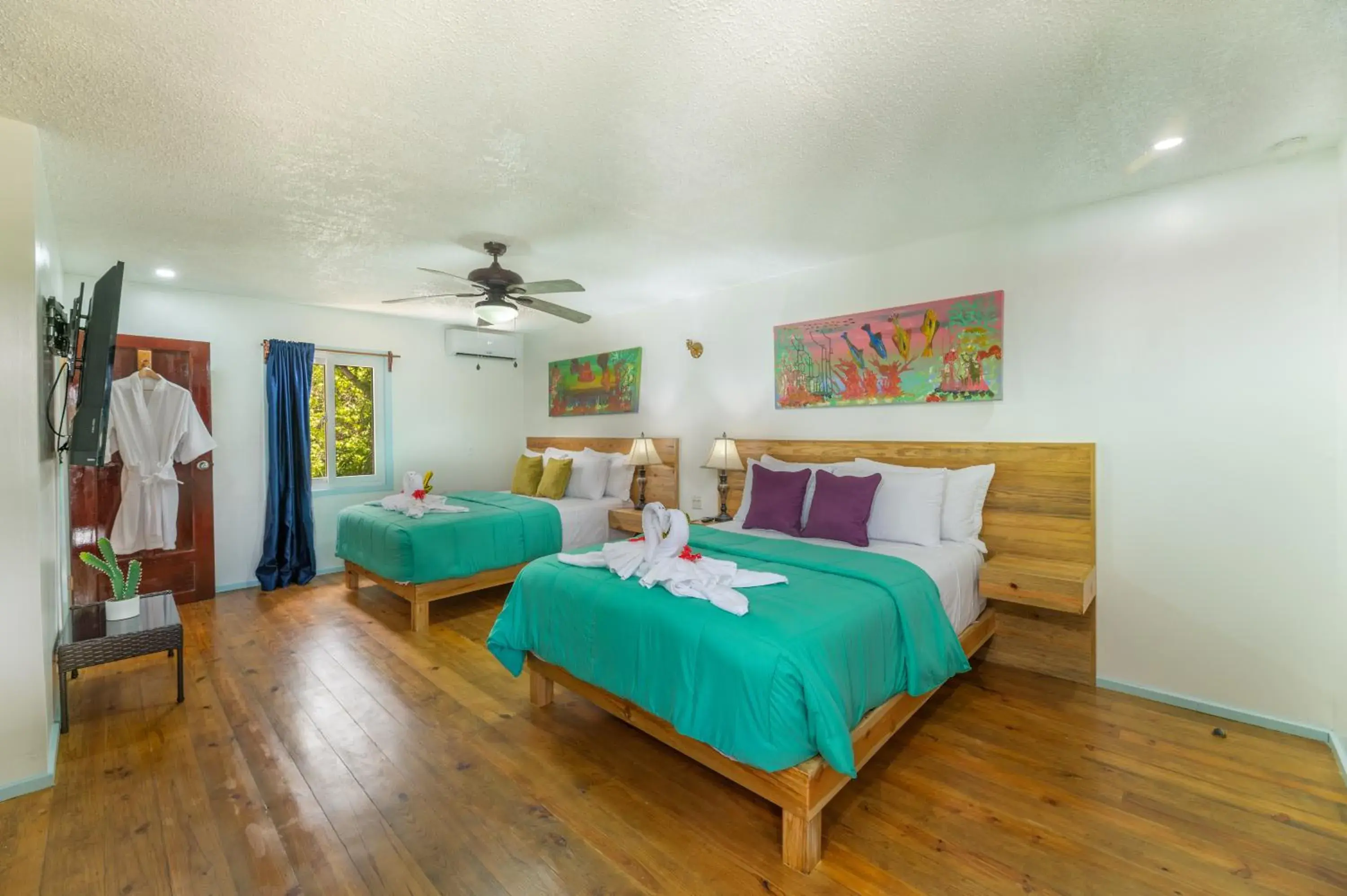 Bed in Hotel and Dive Center Roatan Yacht Club Bed in Hotel and Dive Center Roatan Yacht Club