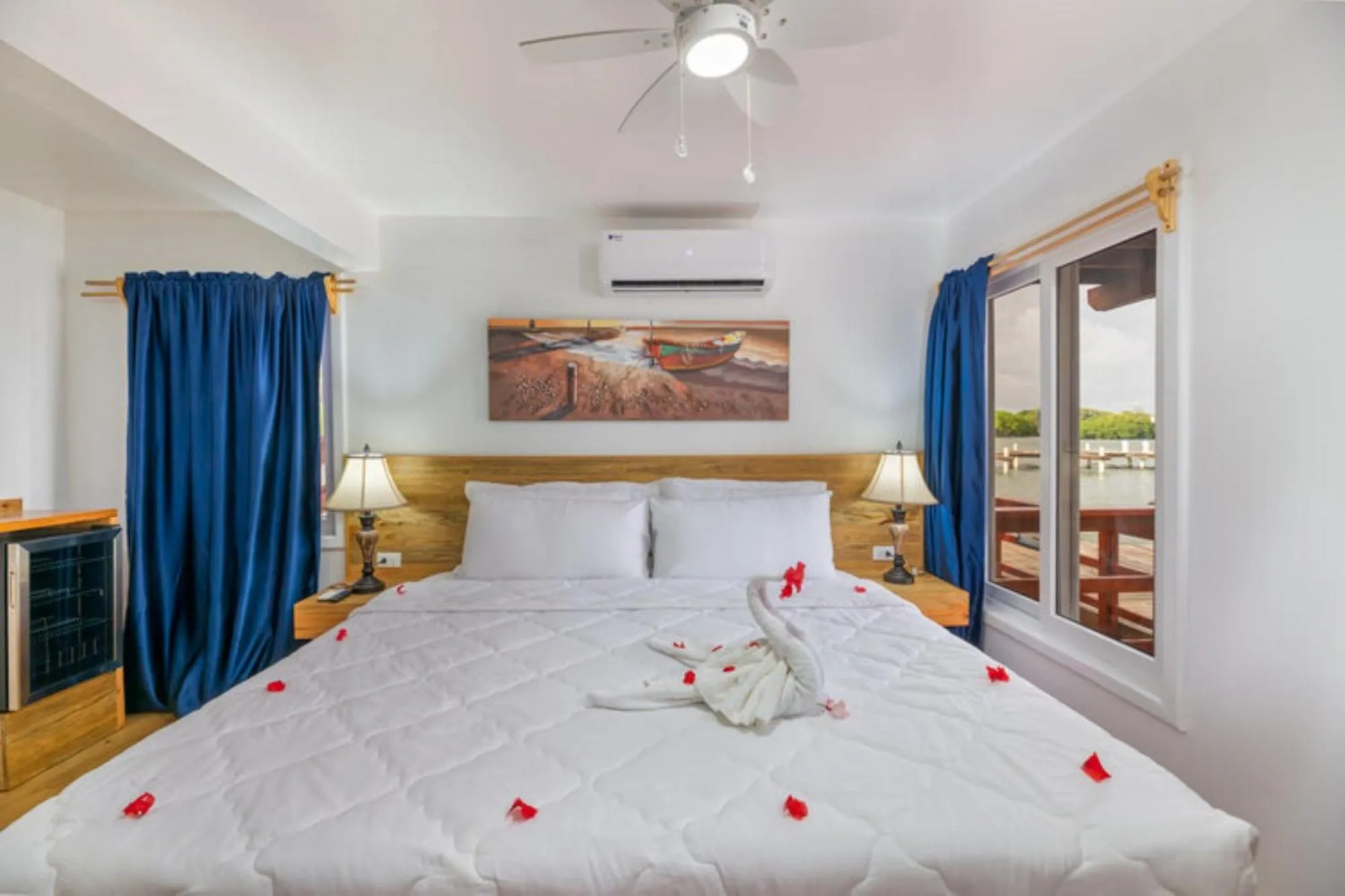 Bed in Hotel and Dive Center Roatan Yacht Club