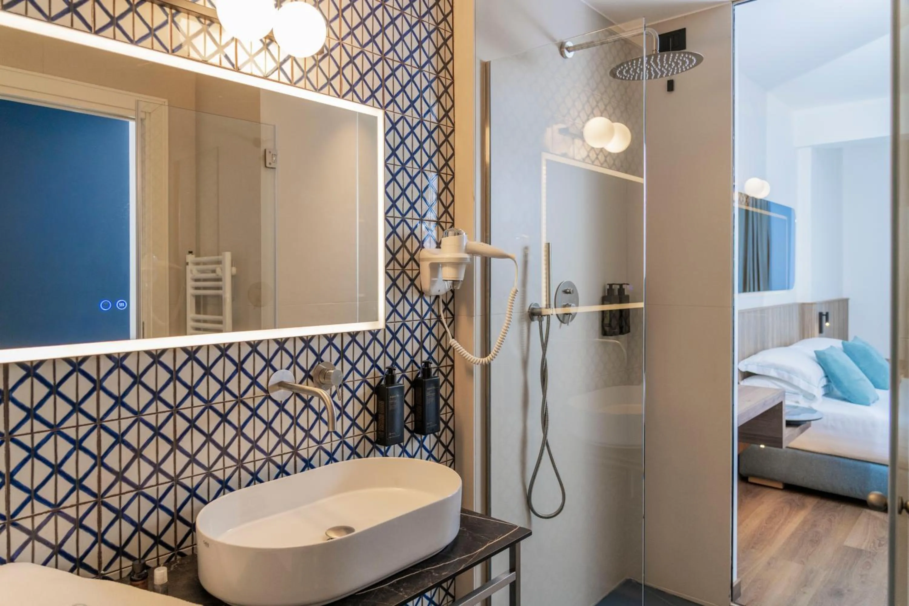 Bathroom, Bed in Le Rose Spa Hotel