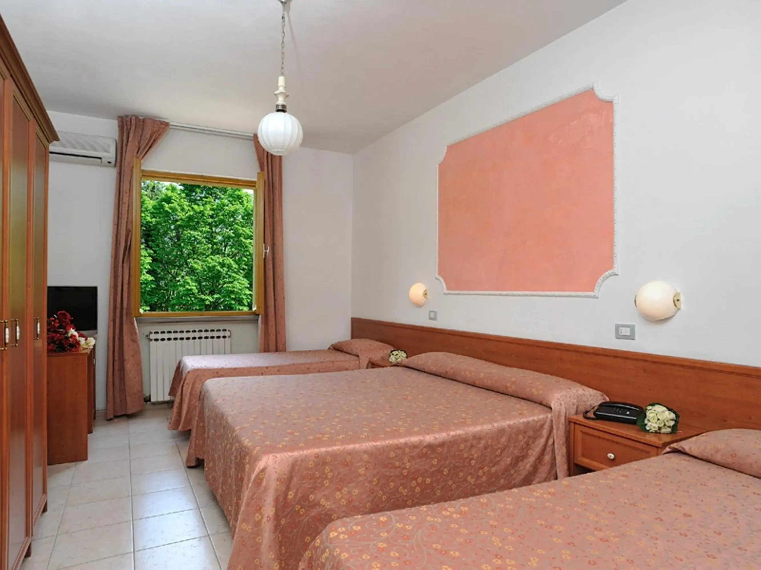 Quadruple Room in Hotel La Meridiana Quadruple Room in Hotel La Meridiana