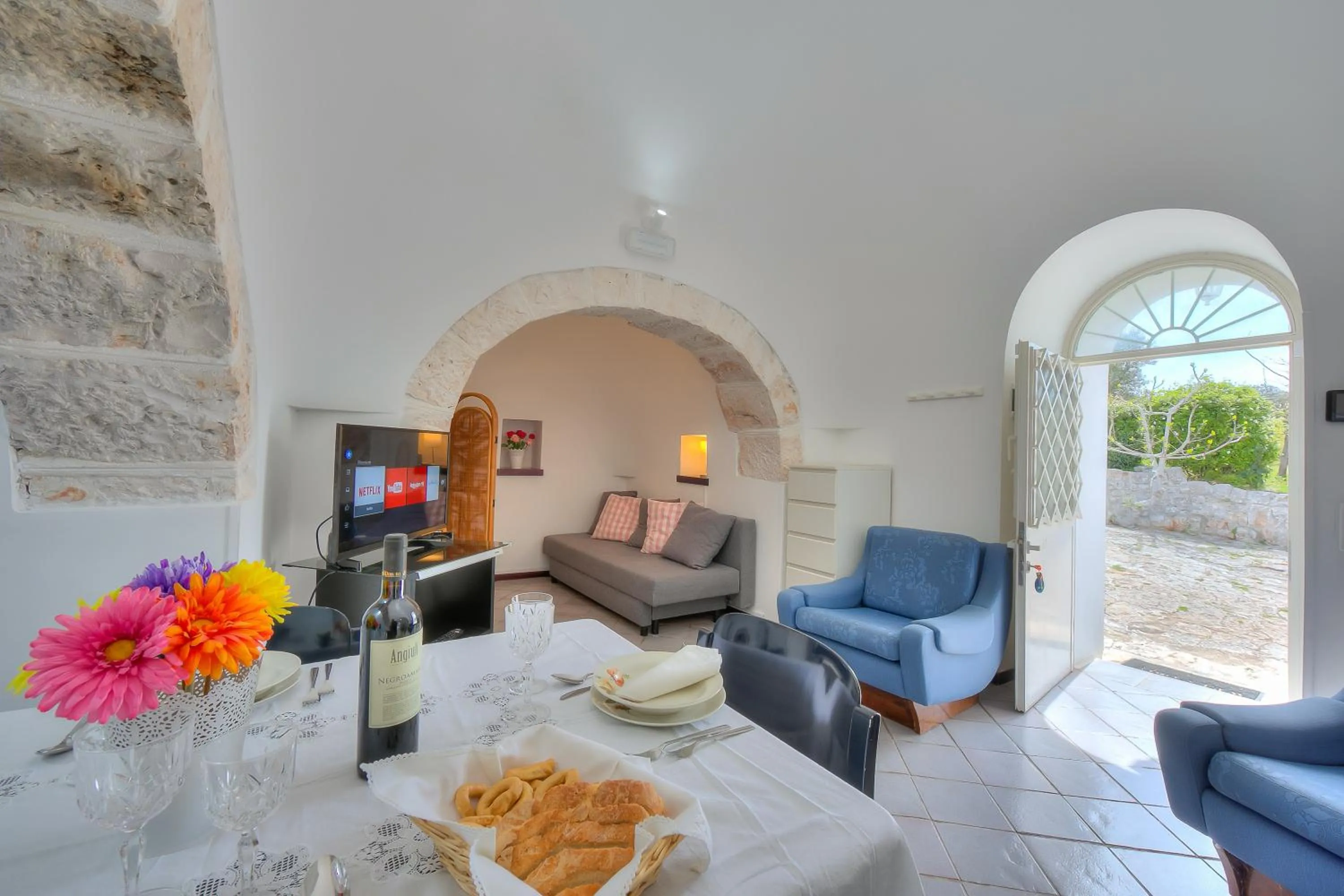 Living room in La Casa Sulla Roccia Trulli Pool - Happy Rentals