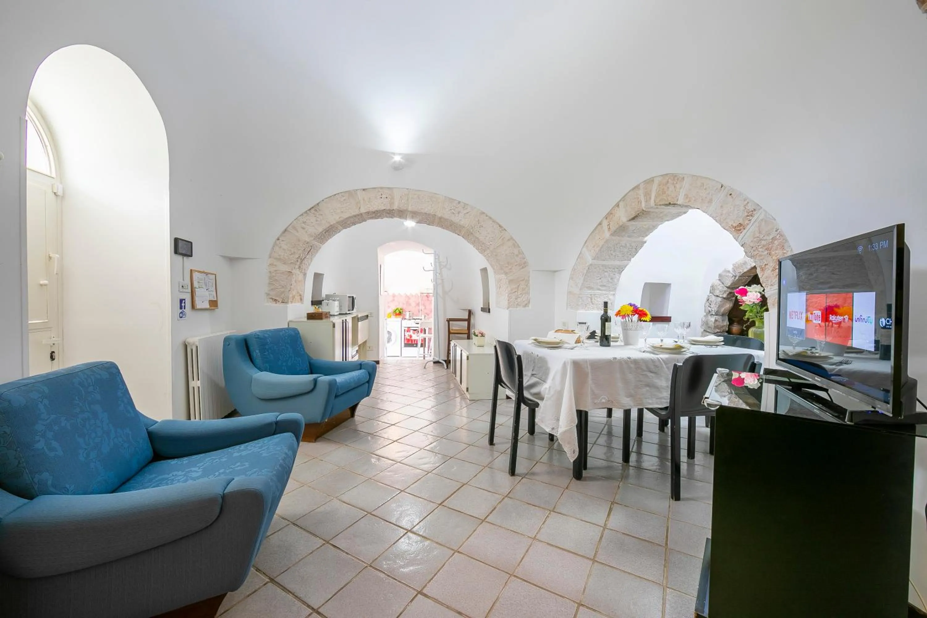 Living room in La Casa Sulla Roccia Trulli Pool - Happy Rentals
