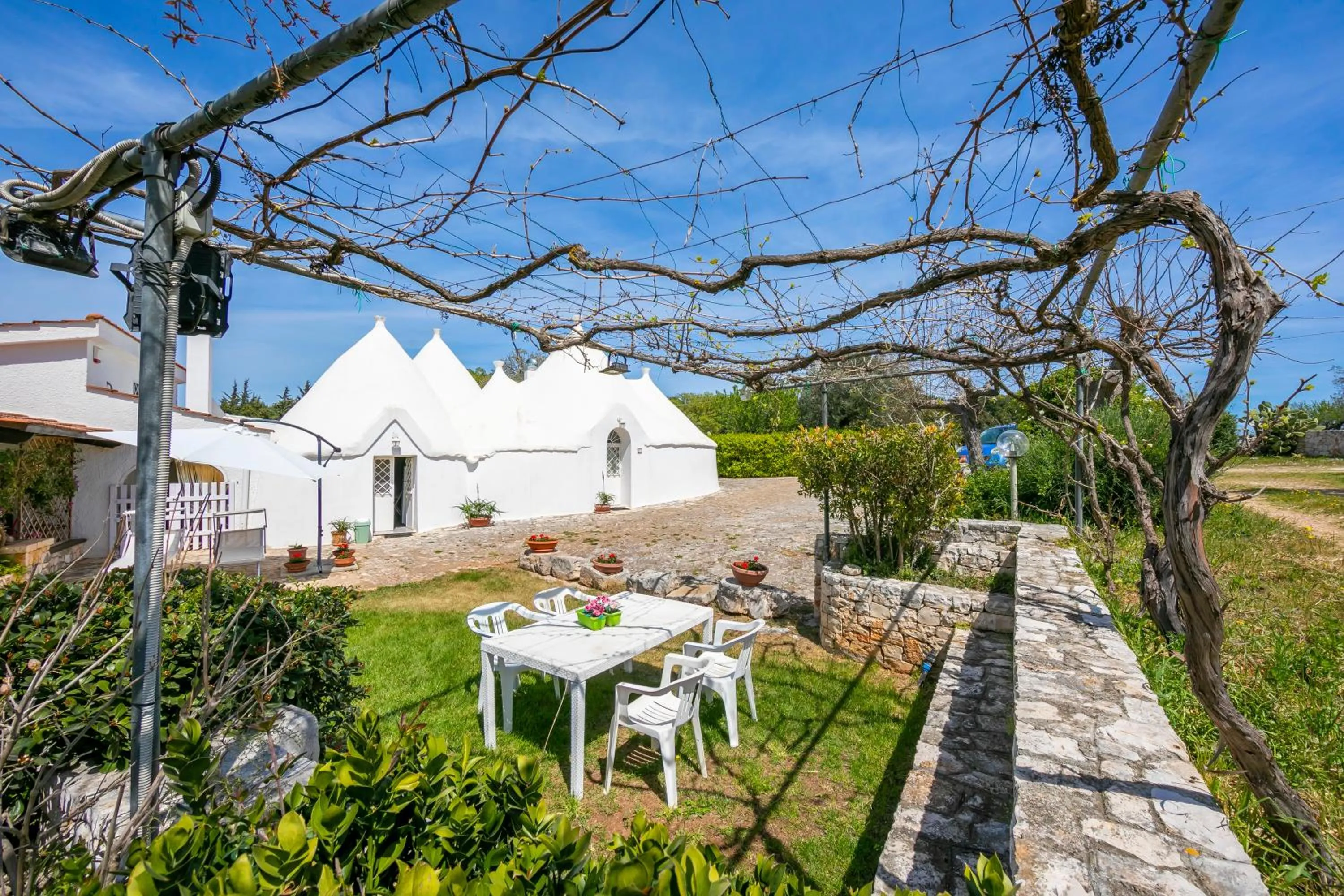 Dining area in La Casa Sulla Roccia Trulli Pool - Happy Rentals