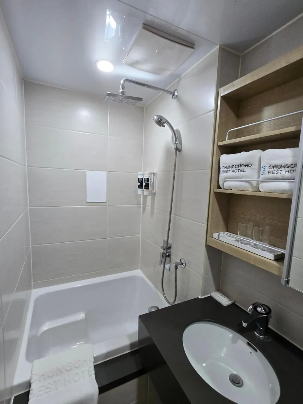 Shower in Chungchoho Best Hotel