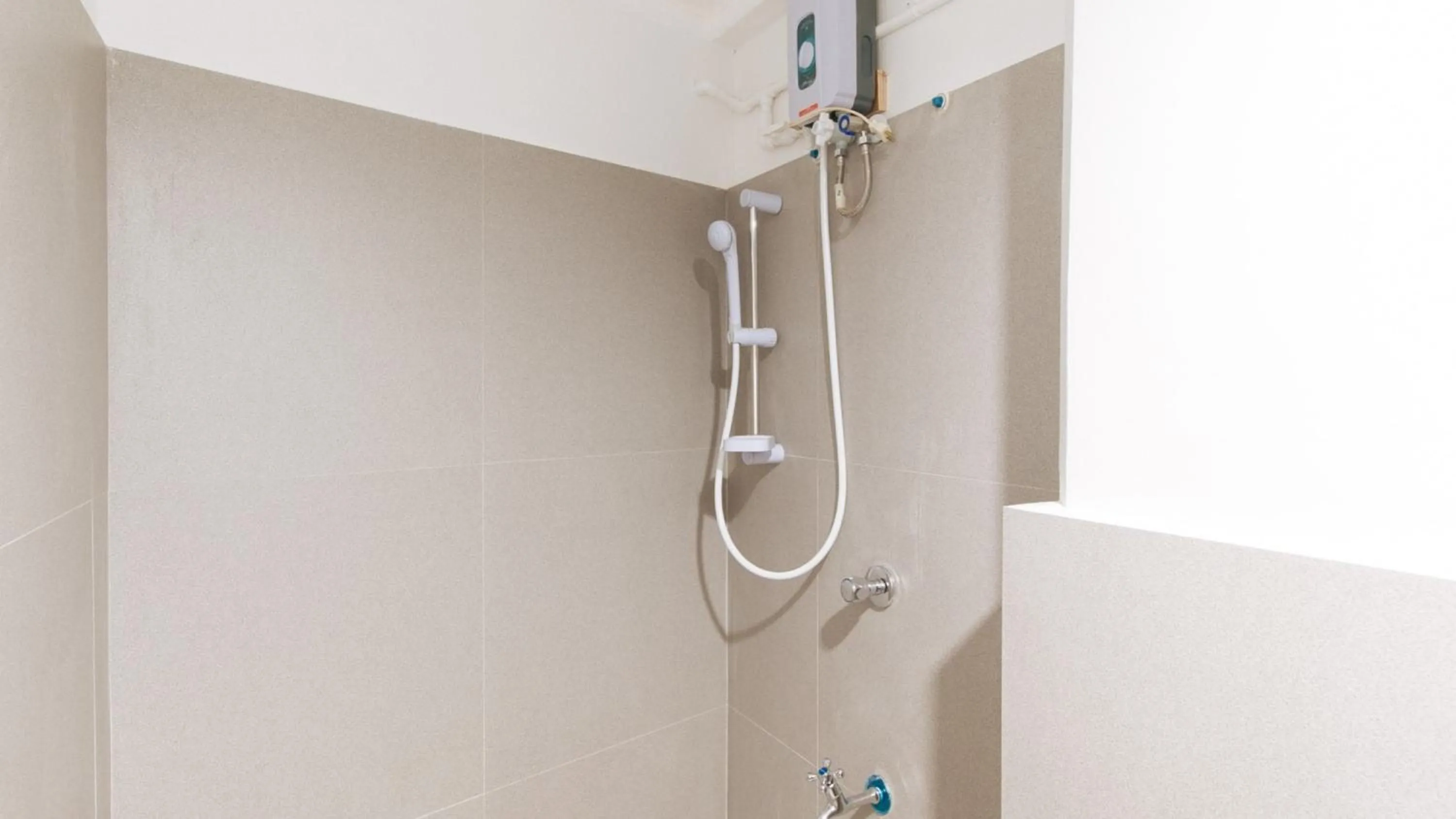 Shower in RedDoorz Hostel at MRC Residences Baguio