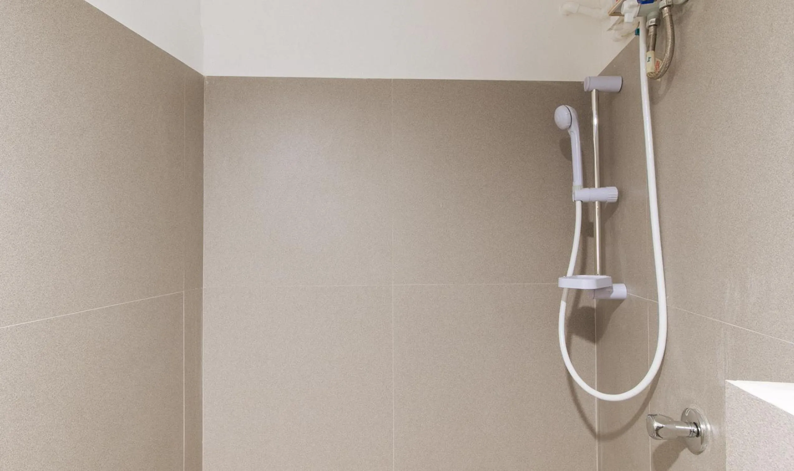 Shower in RedDoorz @ KBL Transient Inn San Fernando