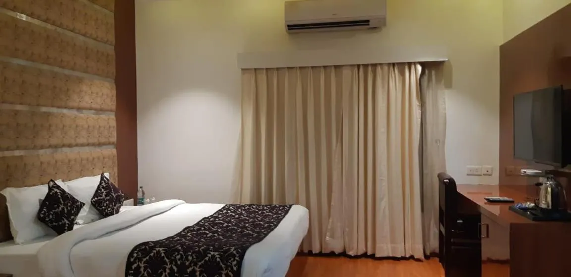 Living room, Bed in Grand Geet Hotels