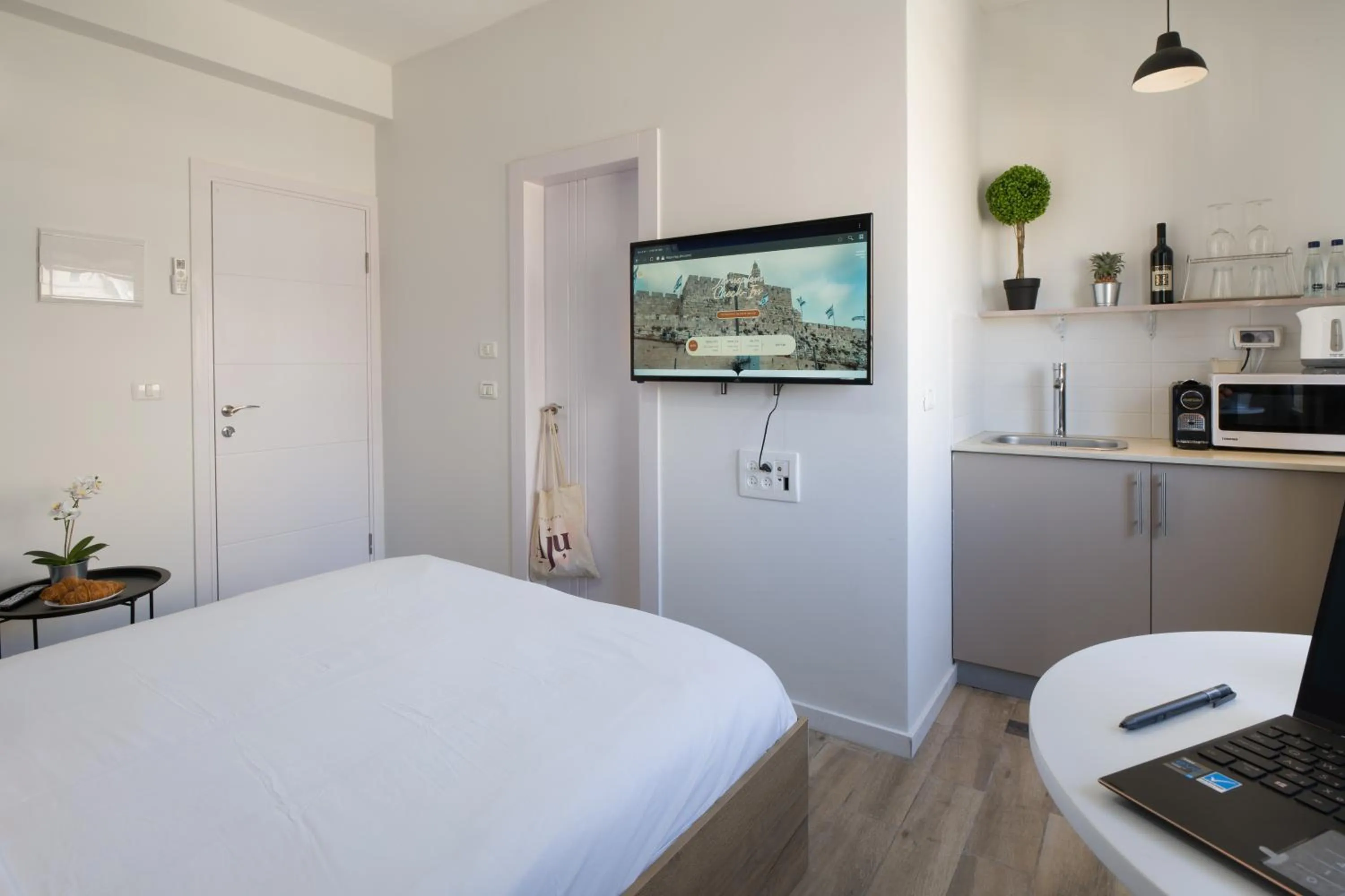 Bed in Aju Ben Yehuda 23