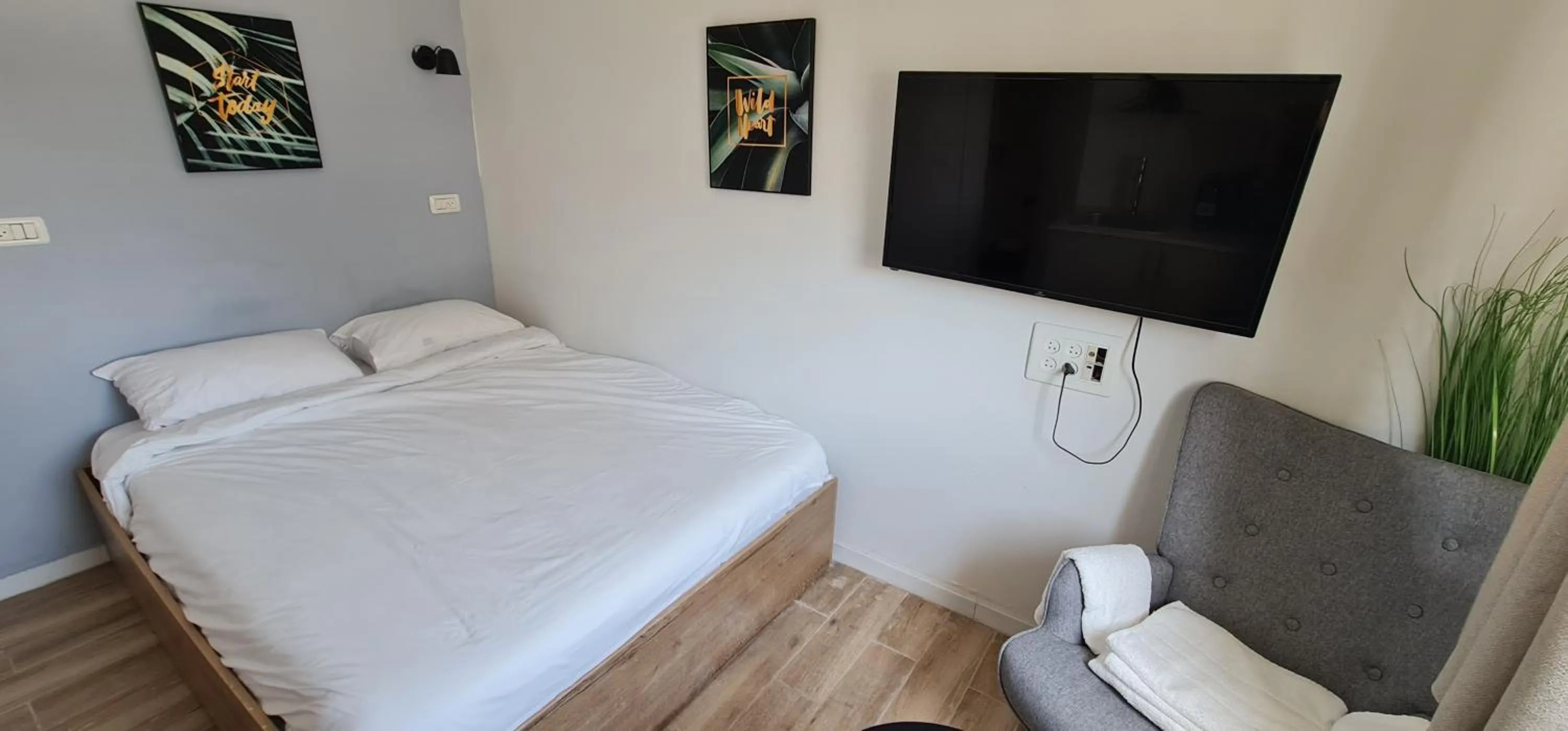 Photo of the whole room, Bed in Aju Ben Yehuda 23