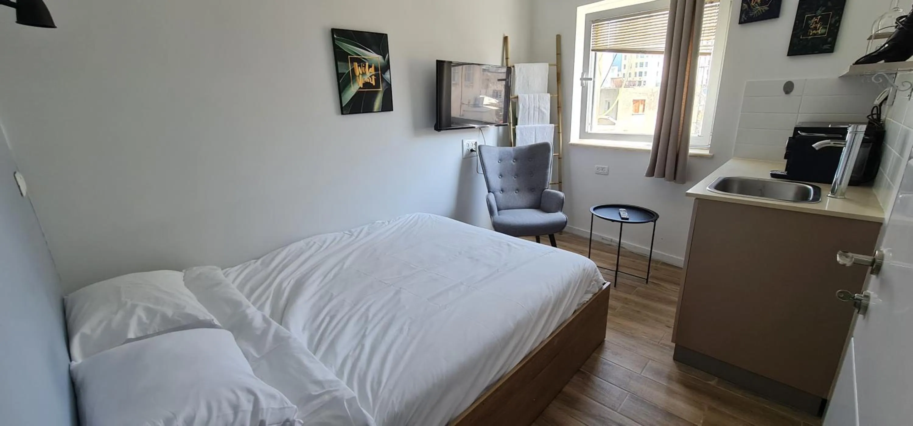 Photo of the whole room, Bed in Aju Ben Yehuda 23