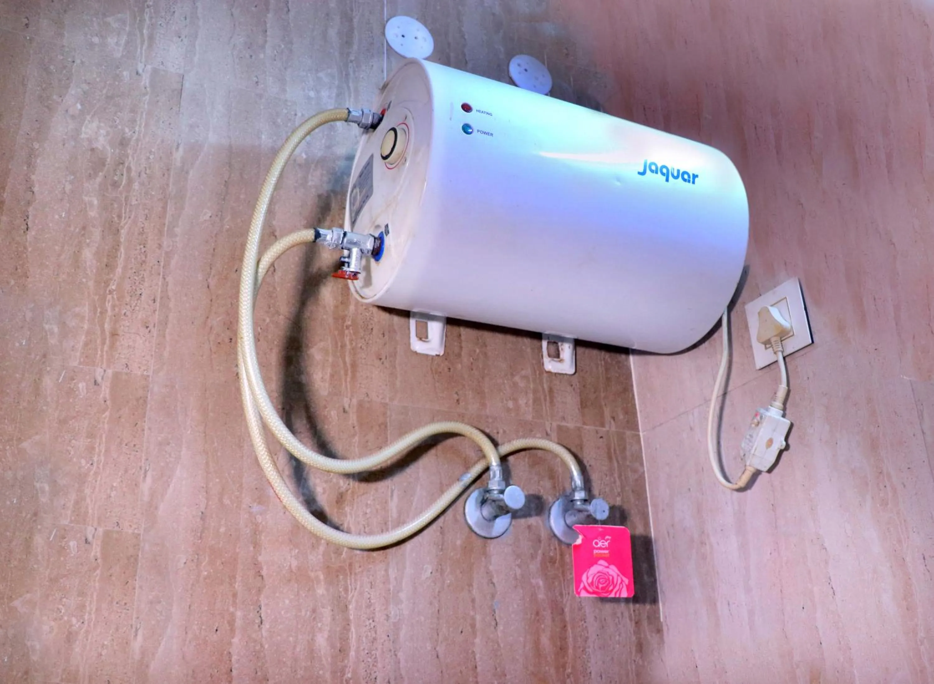 Bathroom in Hotel Panache 500 Mtrs From Shri Krishna Janma bhumi Teample