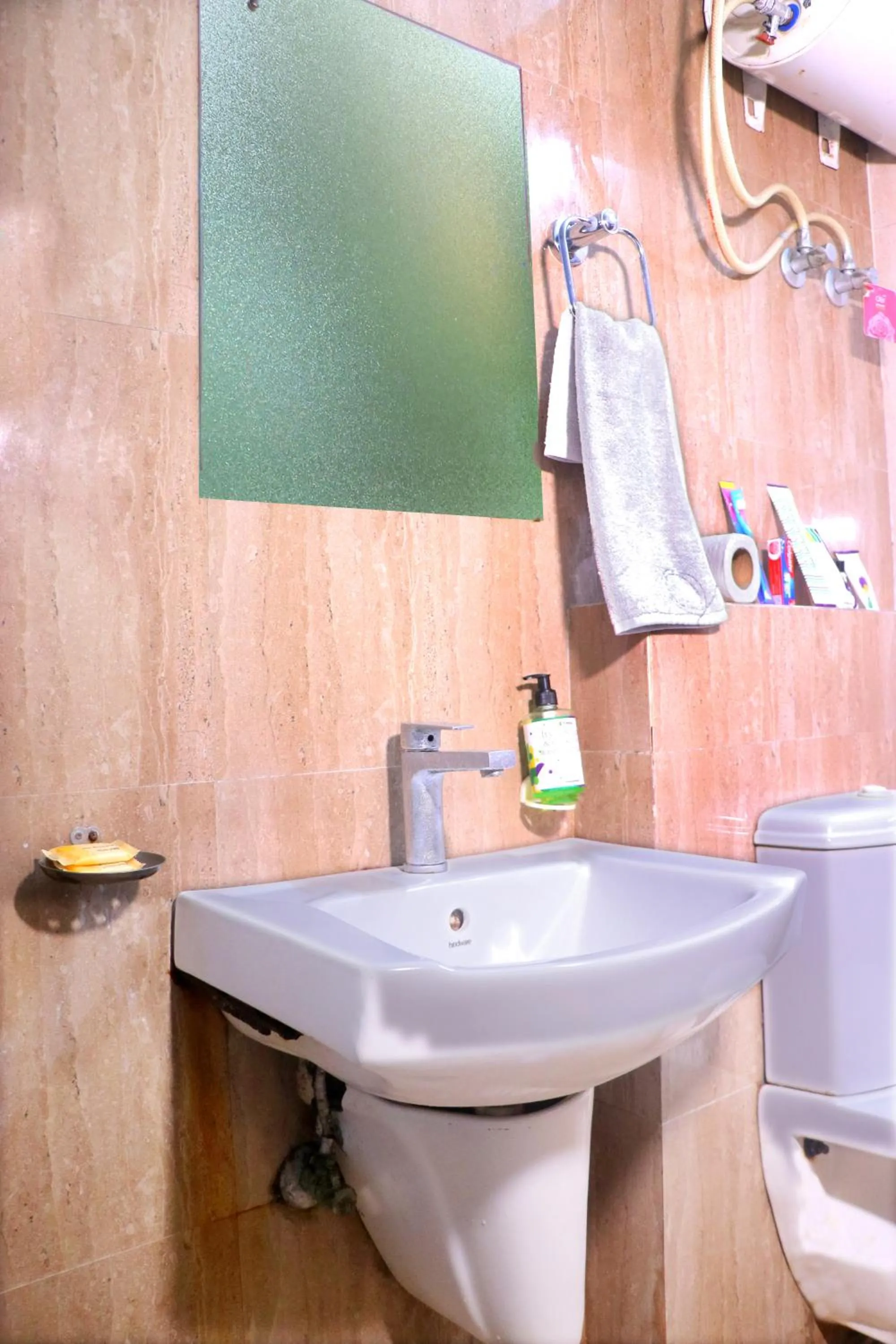 Bathroom in Hotel Panache 500 Mtrs From Shri Krishna Janma bhumi Teample