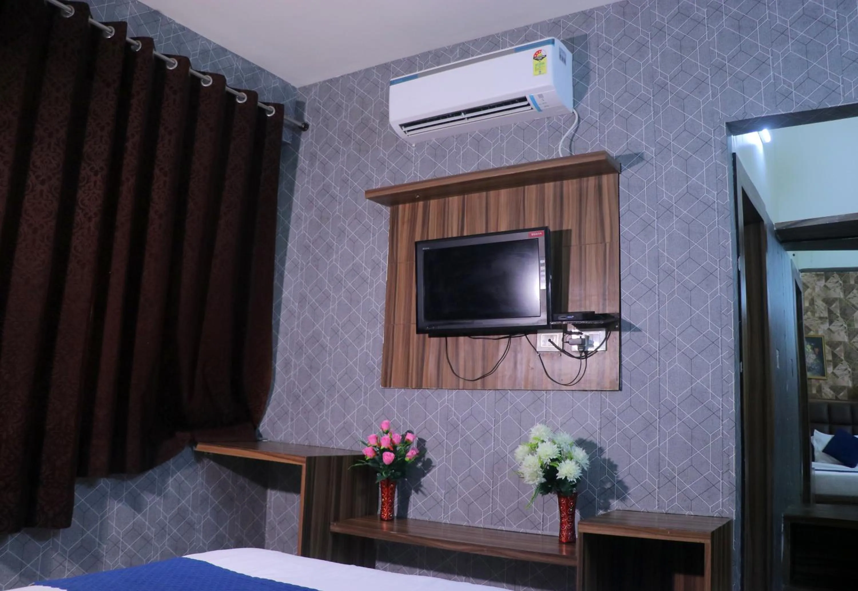 air conditioner, Bed in Hotel Panache 500 Mtrs From Shri Krishna Janma bhumi Teample