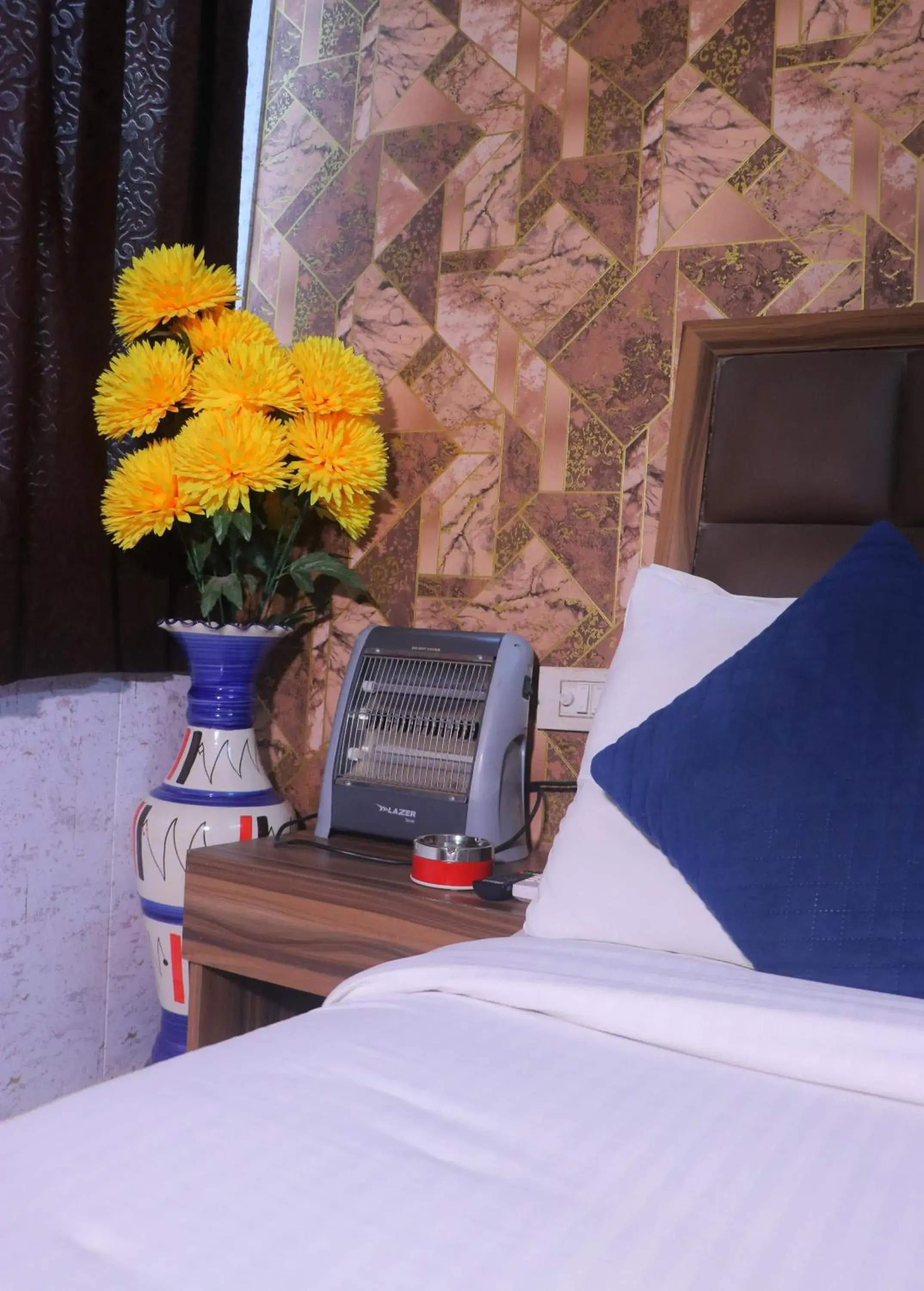 heating, Bed in Hotel Panache 500 Mtrs From Shri Krishna Janma bhumi Teample heating, Bed in Hotel Panache 500 Mtrs From Shri Krishna Janma bhumi Teample