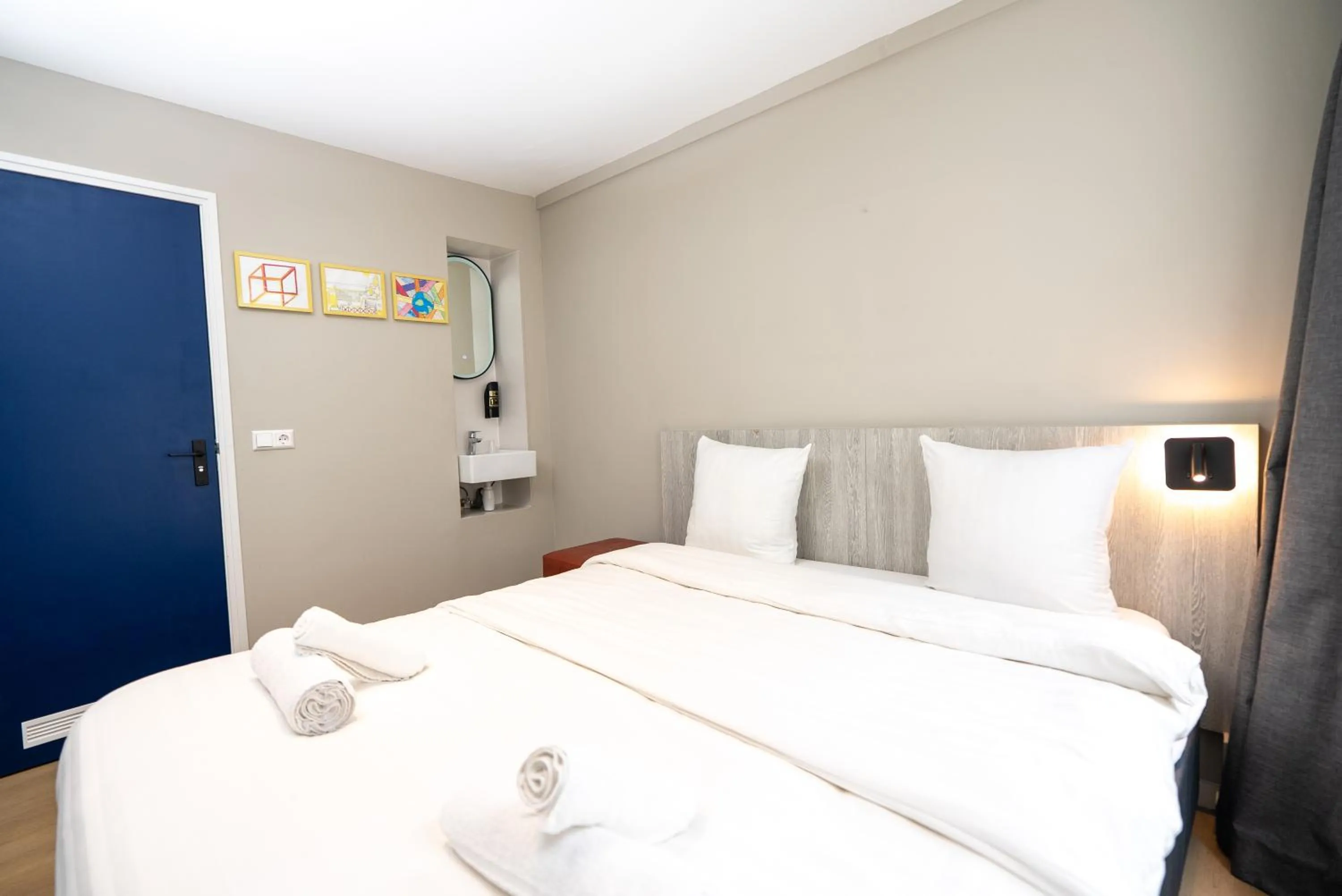 Bedroom, Bed in The Crown Hotel