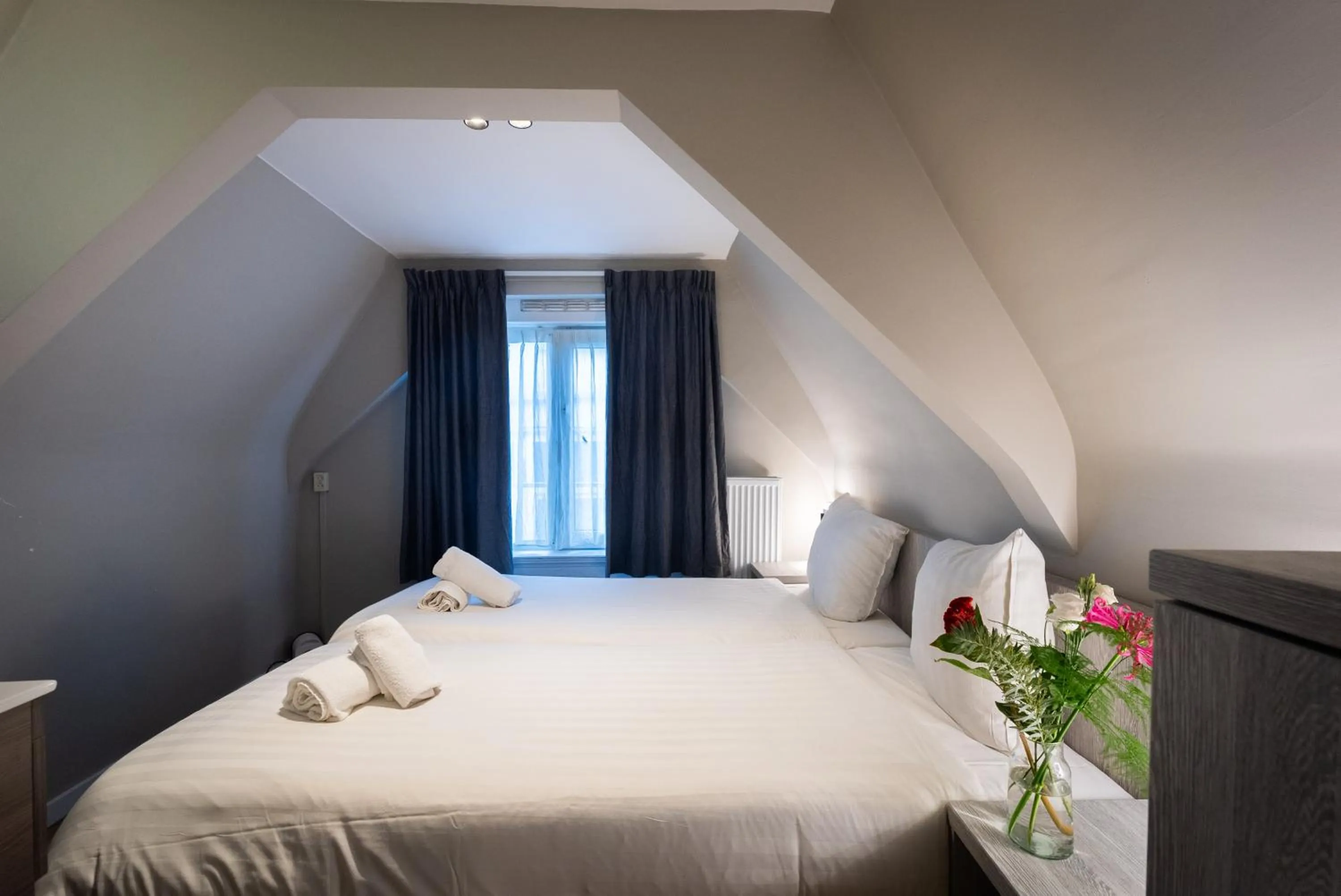 Bedroom, Bed in The Crown Hotel