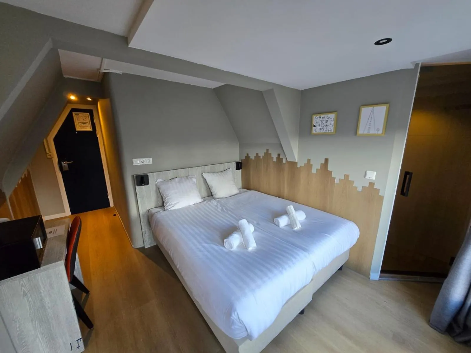 Photo of the whole room, Bed in The Crown Hotel