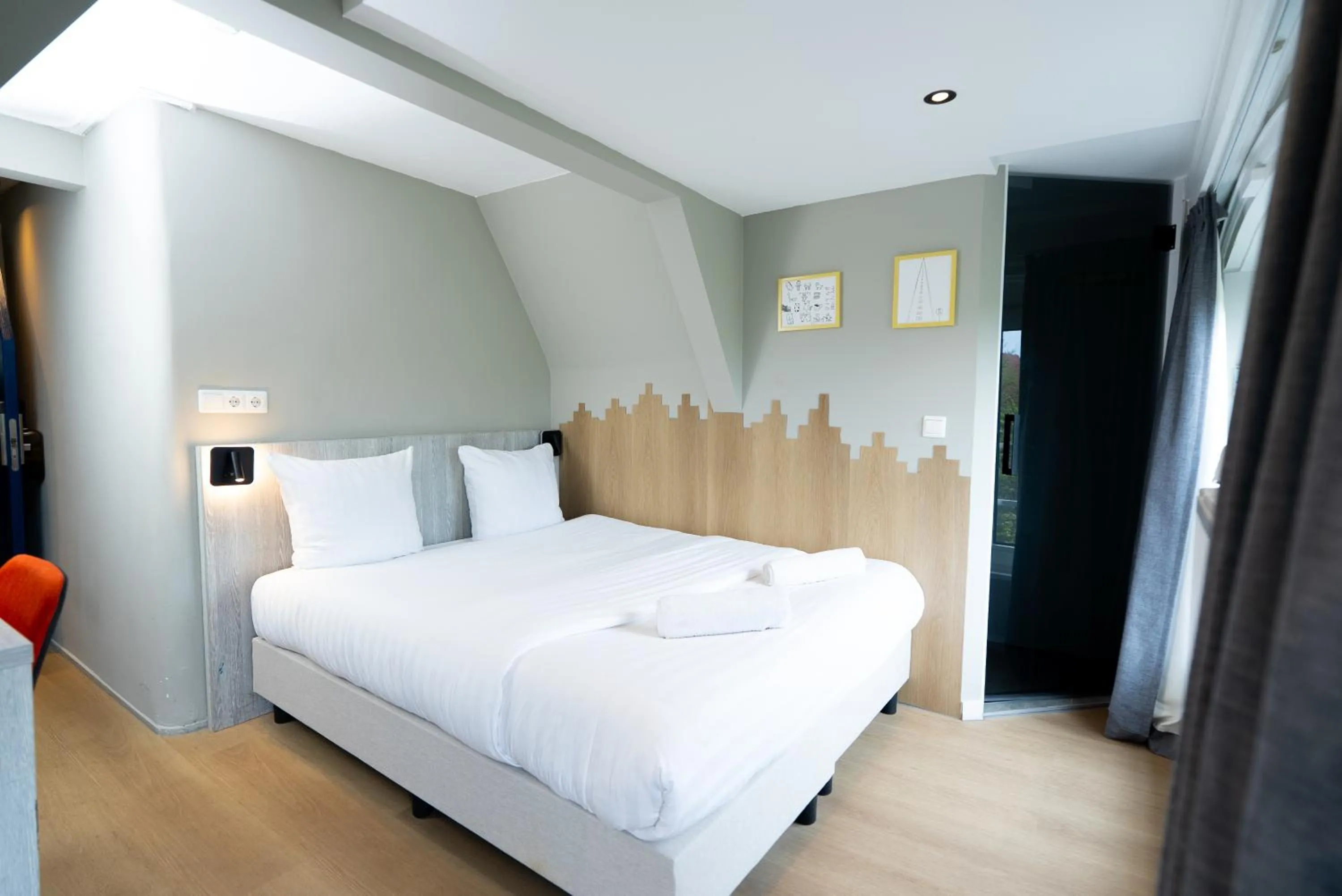 Bedroom, Bed in The Crown Hotel