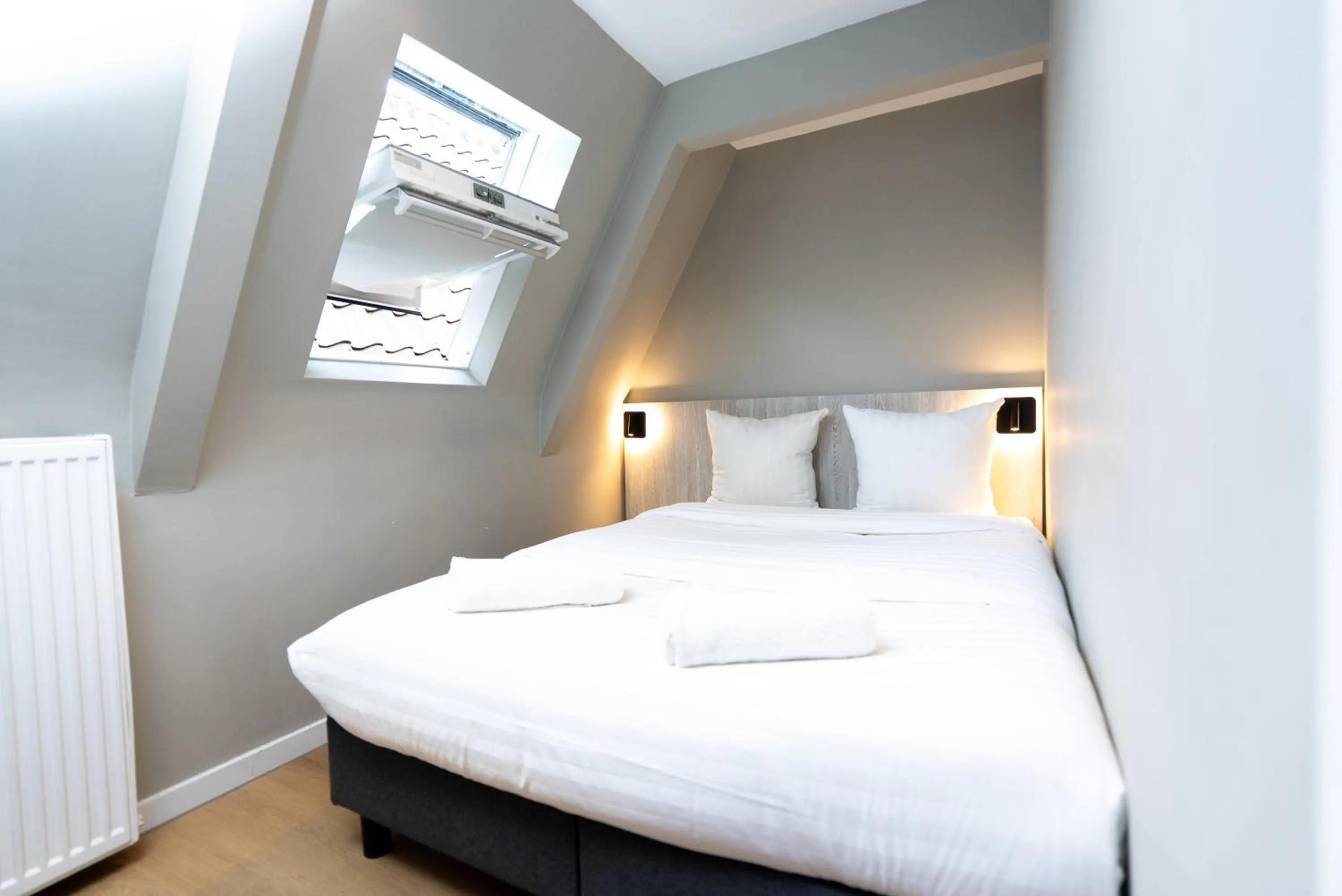 Bedroom, Bed in The Crown Hotel