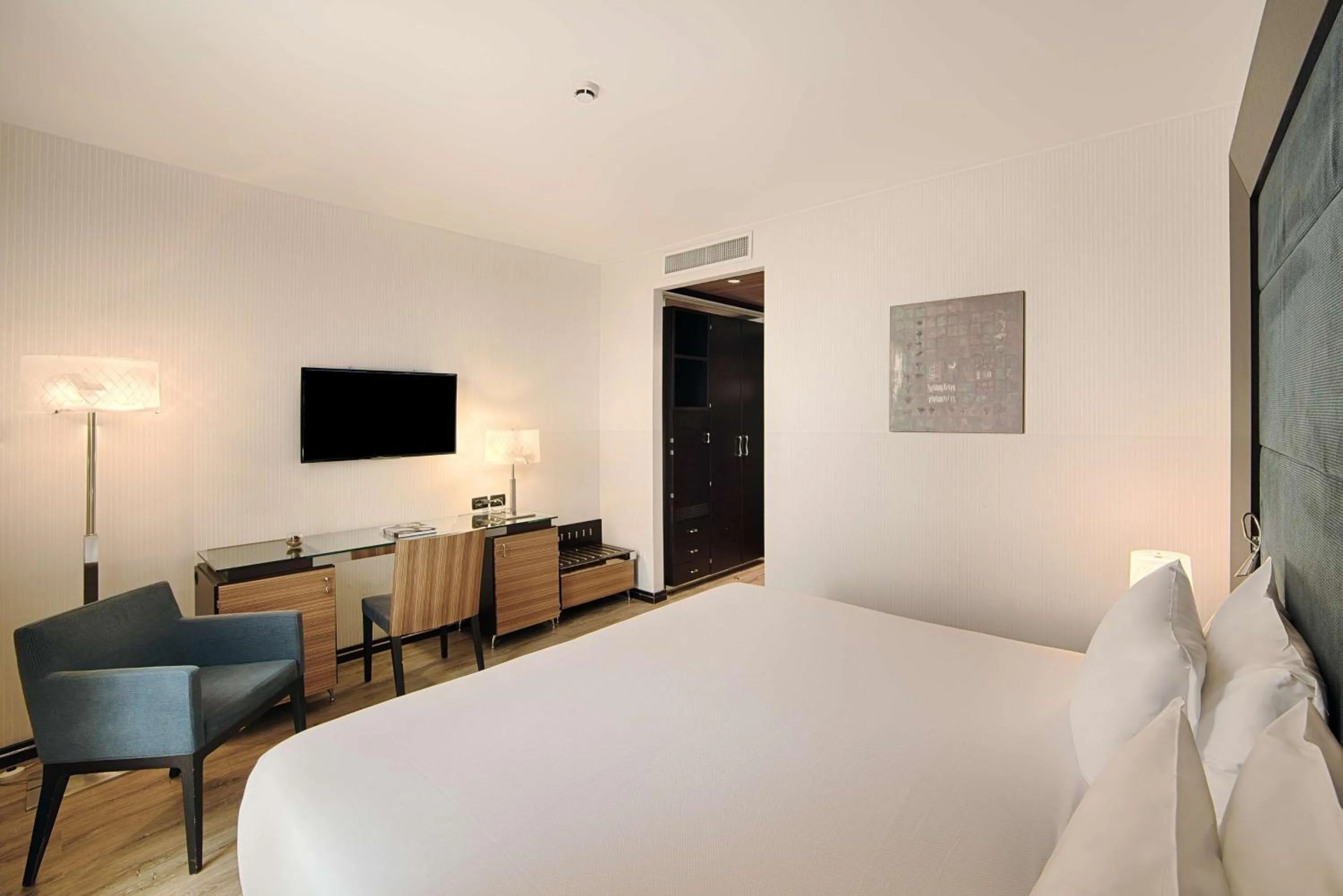 Bedroom, Bed in NH Siena