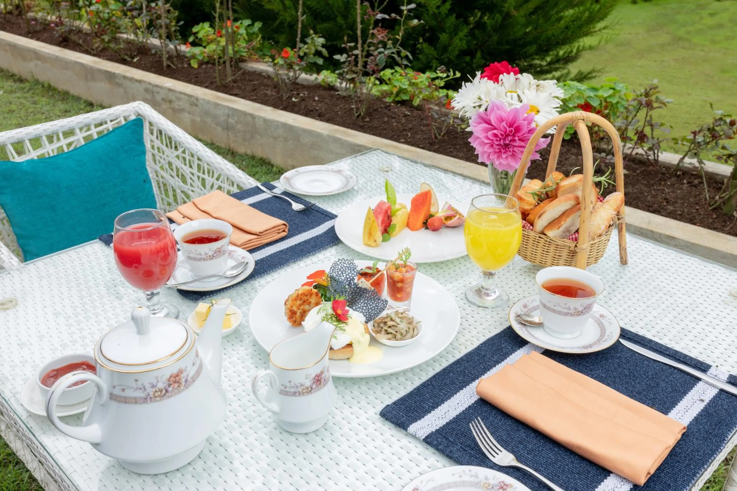 Food and drinks in Jetwing Broomfield Bungalow