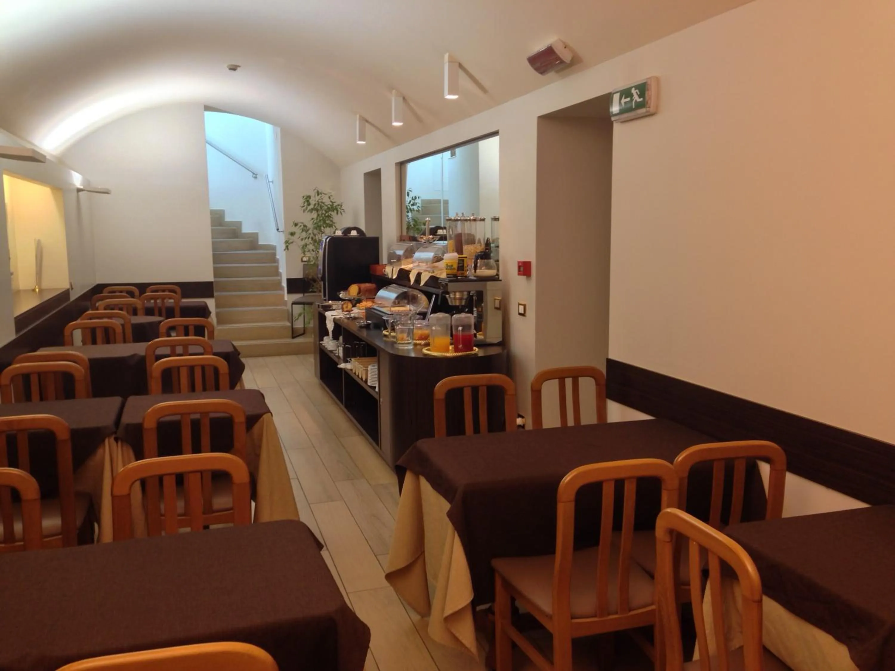 Restaurant/places to eat in Hotel Select Garden