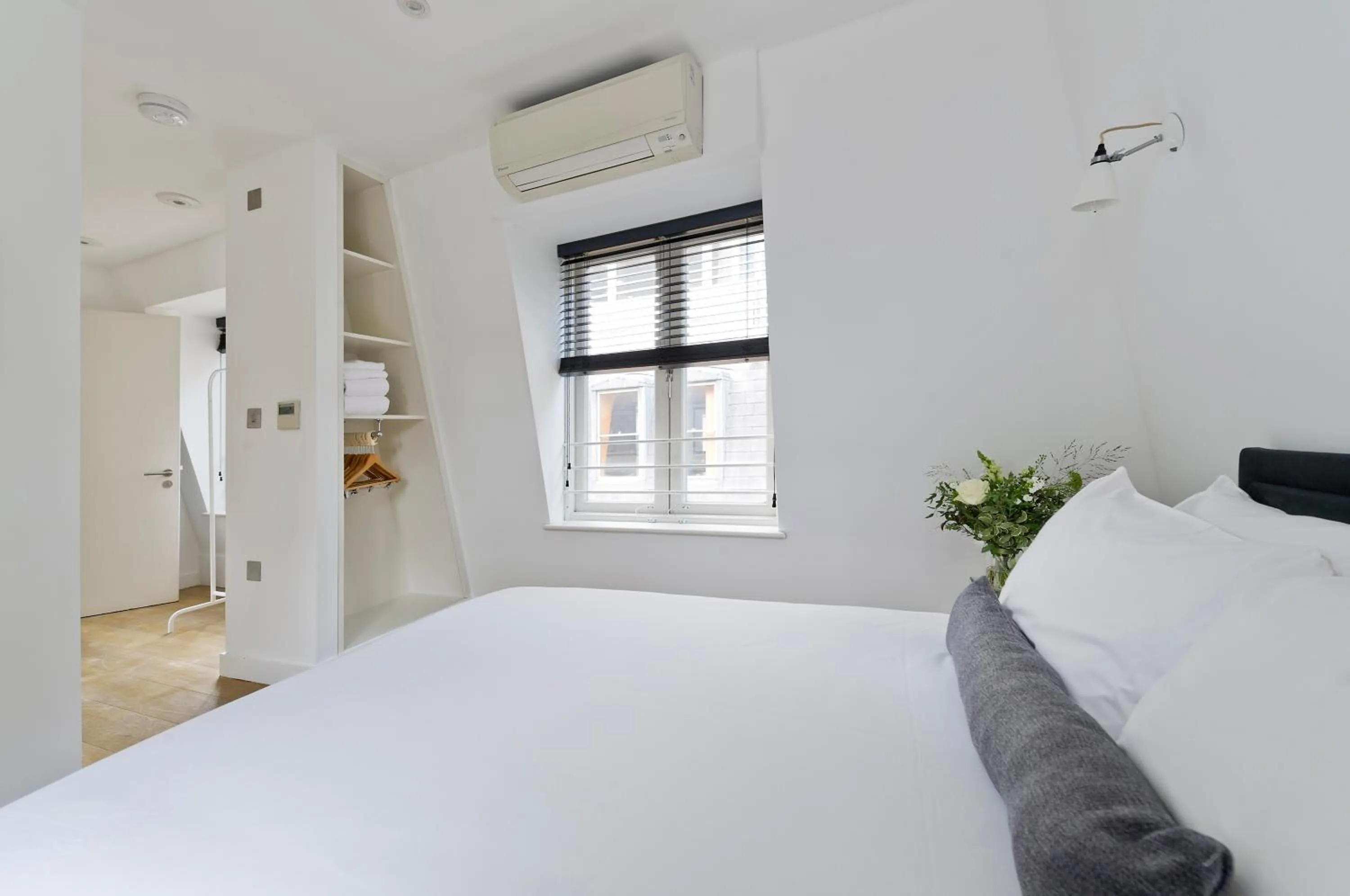 Bedroom, Bed in Crane Court by City2Stay