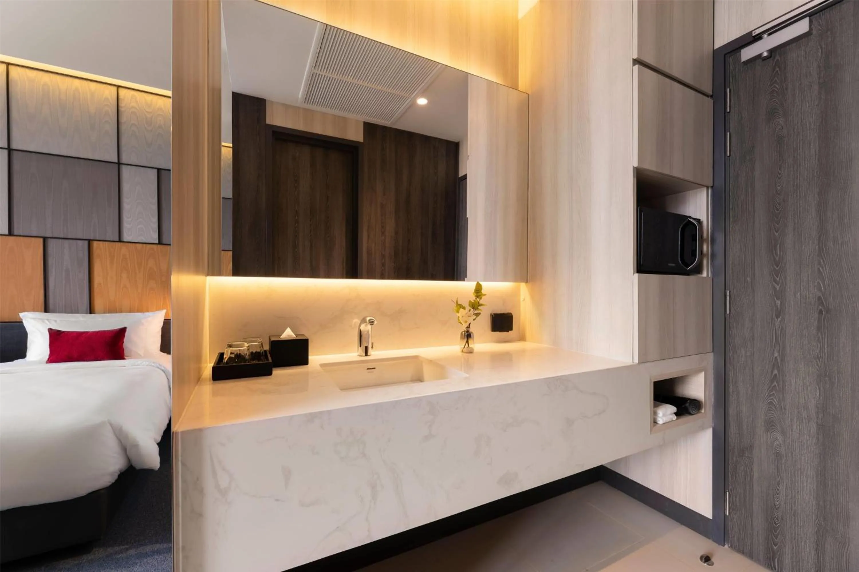 Photo of the whole room, Bed in Ramada Plaza by Wyndham Bangkok Sukhumvit 48